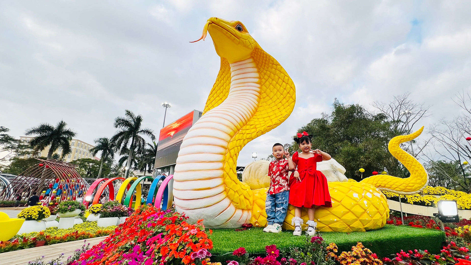 Trẻ em thích thú khi được chụp hình lưu niệm với linh vật rắn.