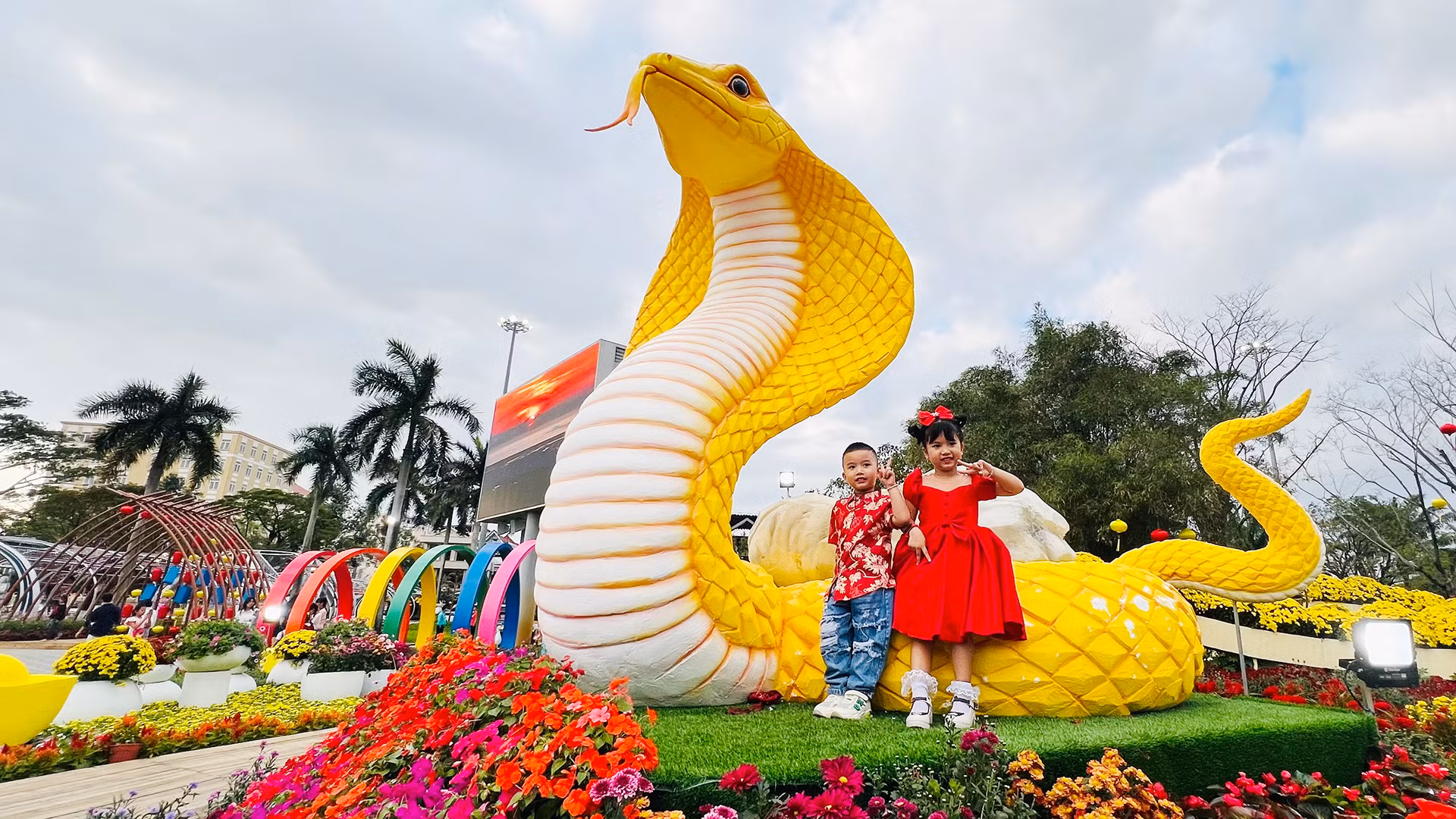 Trẻ em thích thú khi được chụp hình lưu niệm với linh vật rắn.