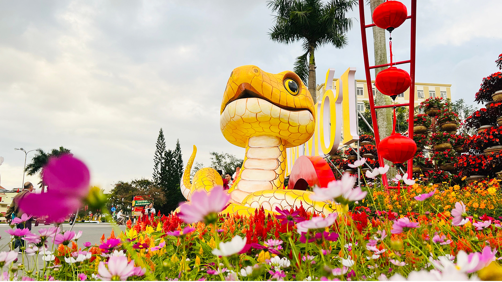 Hàng loạt linh vật rắn ngộ nghĩnh, dễ thương được trang trí khắp khu vực Quảng trường 24/3.