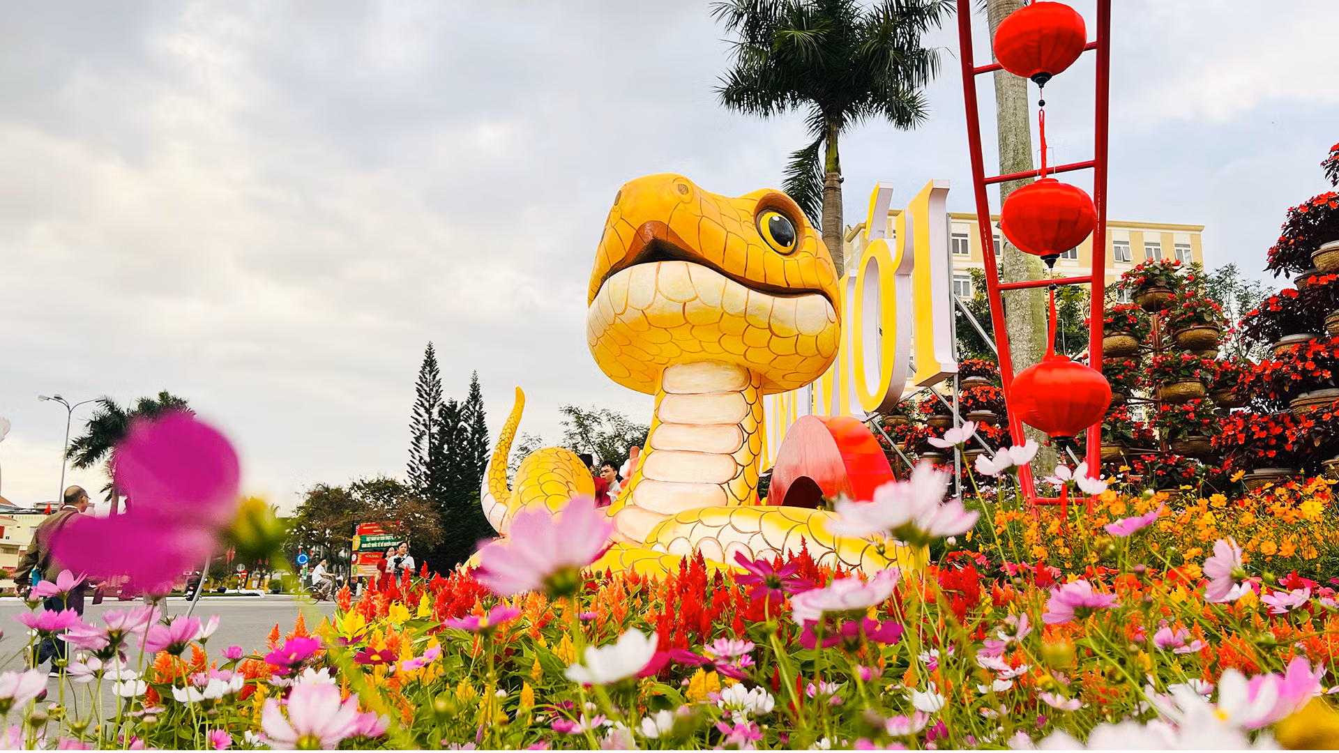 Hàng loạt linh vật rắn ngộ nghĩnh, dễ thương được trang trí khắp khu vực Quảng trường 24/3.