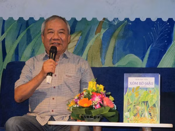 Nhà văn Trần Đức Tiến chia sẻ về thông điệp của tập truyện Xóm Bờ Giậu. (Ảnh: Nhà xuất bản Kim Đồng)
