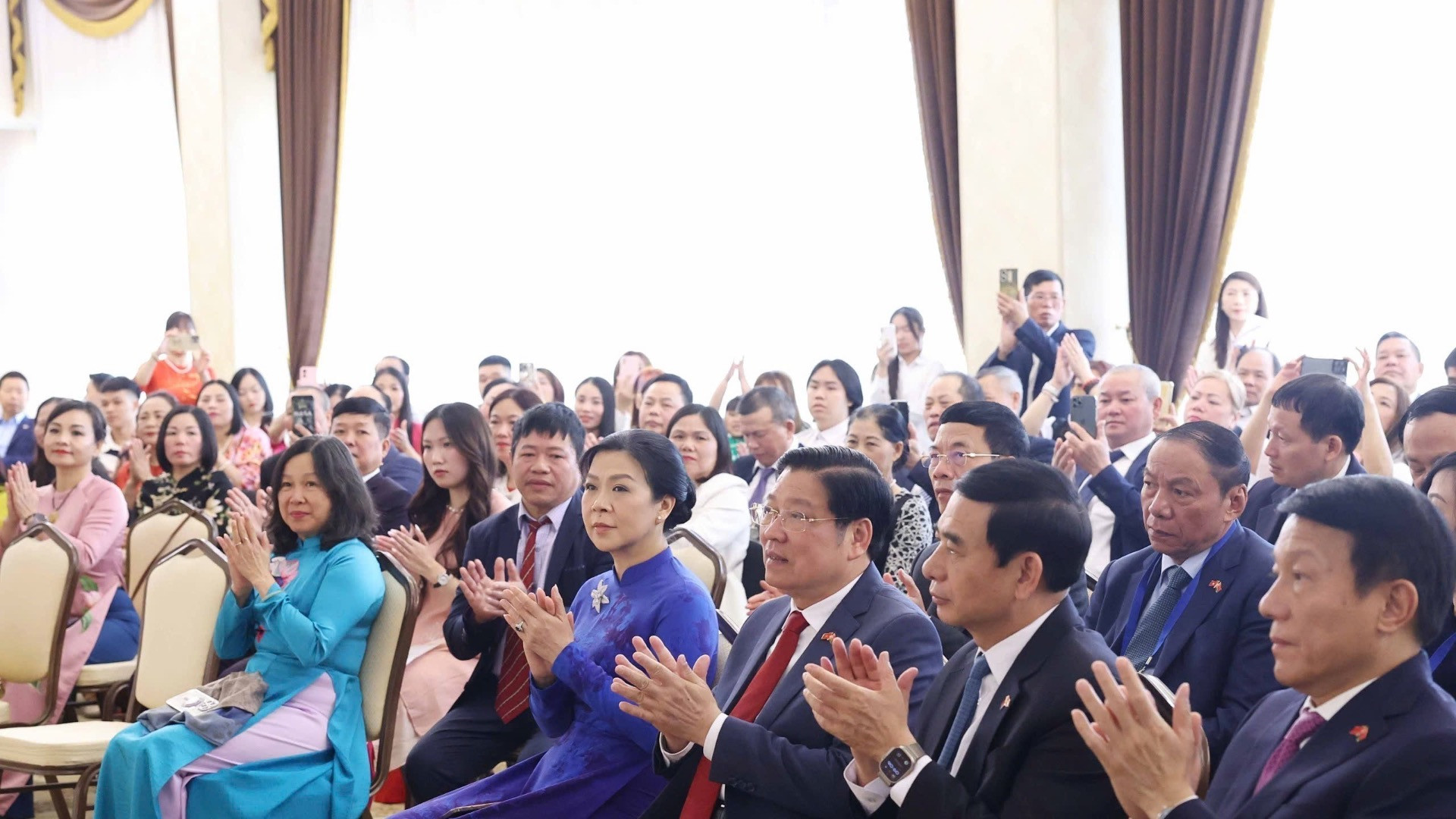 Bà Ngô Phương Ly, Phu nhân Tổng Bí thư Tô Lâm và các đại biểu tham dự buổi gặp gỡ. (Ảnh: Thống Nhất/TTXVN)