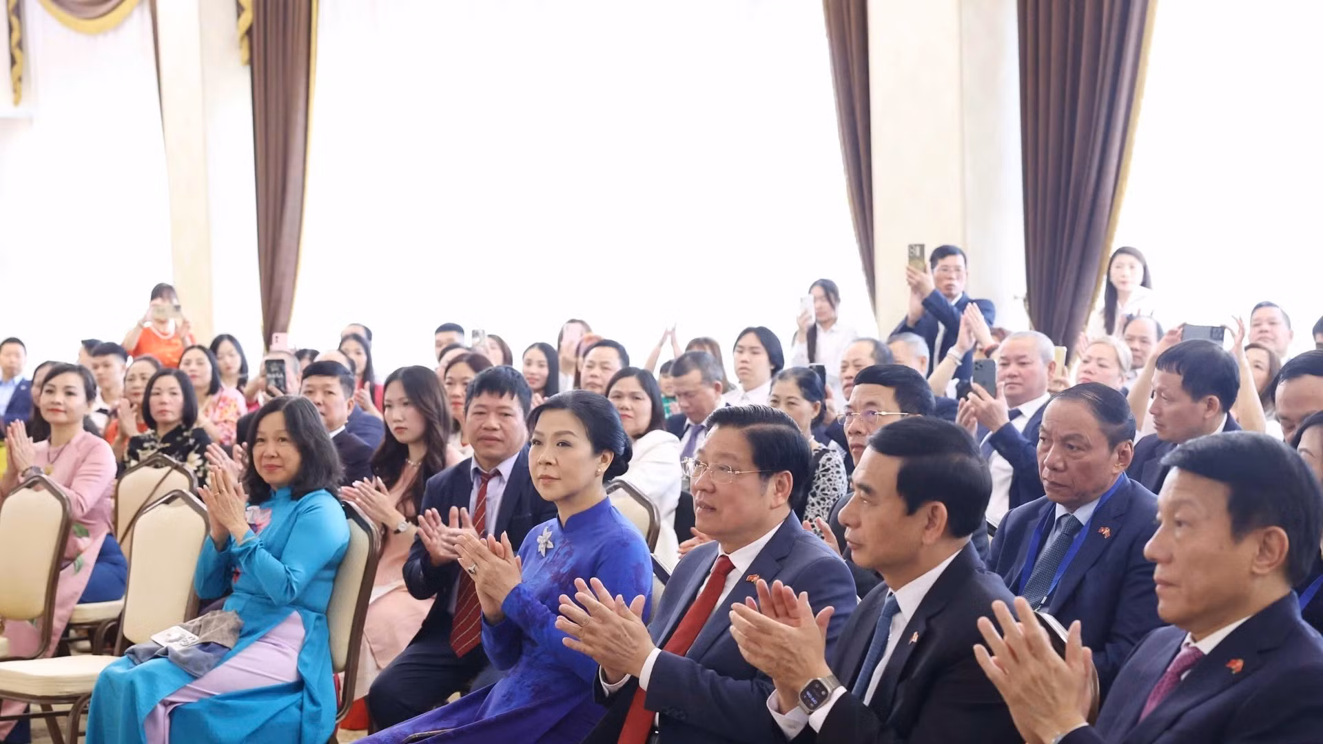 Bà Ngô Phương Ly, Phu nhân Tổng Bí thư Tô Lâm và các đại biểu tham dự buổi gặp gỡ. (Ảnh: Thống Nhất/TTXVN)