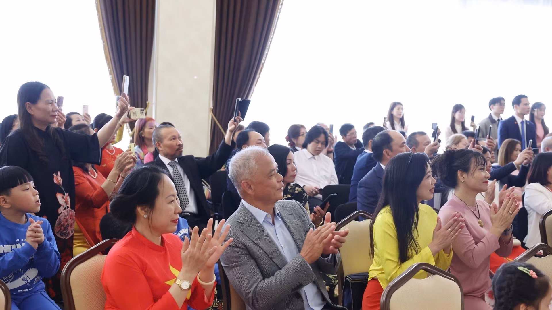 Đại diện cộng đồng người Việt Nam tại Belarus tham dự buổi gặp gỡ Tổng Bí thư Tô Lâm. (Ảnh: Thống Nhất/TTXVN)