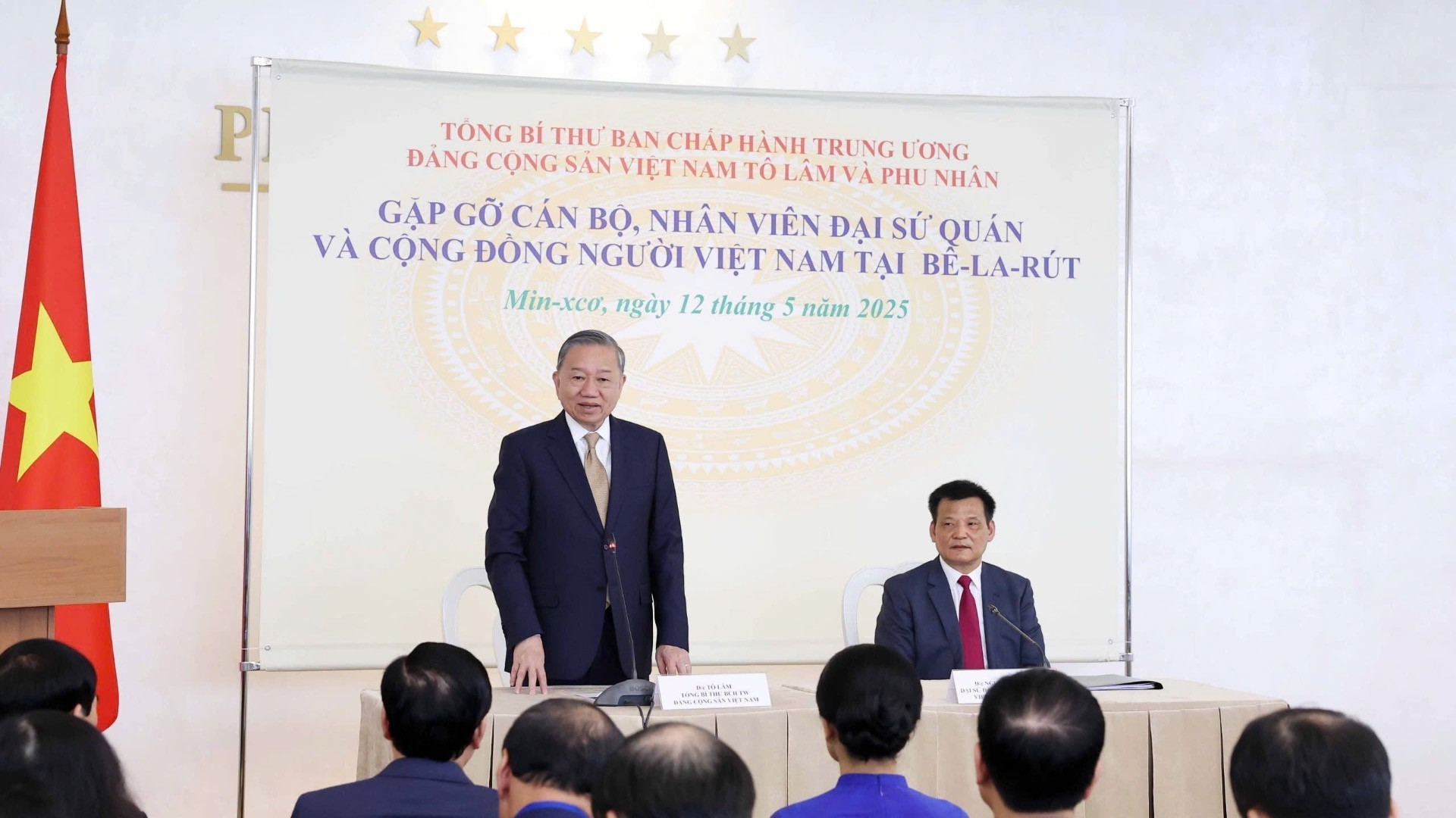 Tổng Bí thư Tô Lâm nói chuyện thân mật với cán bộ, nhân viên Đại sứ quán và đại diện cộng đồng người Việt tại Belarus. (Ảnh: Thống Nhất/TTXVN)