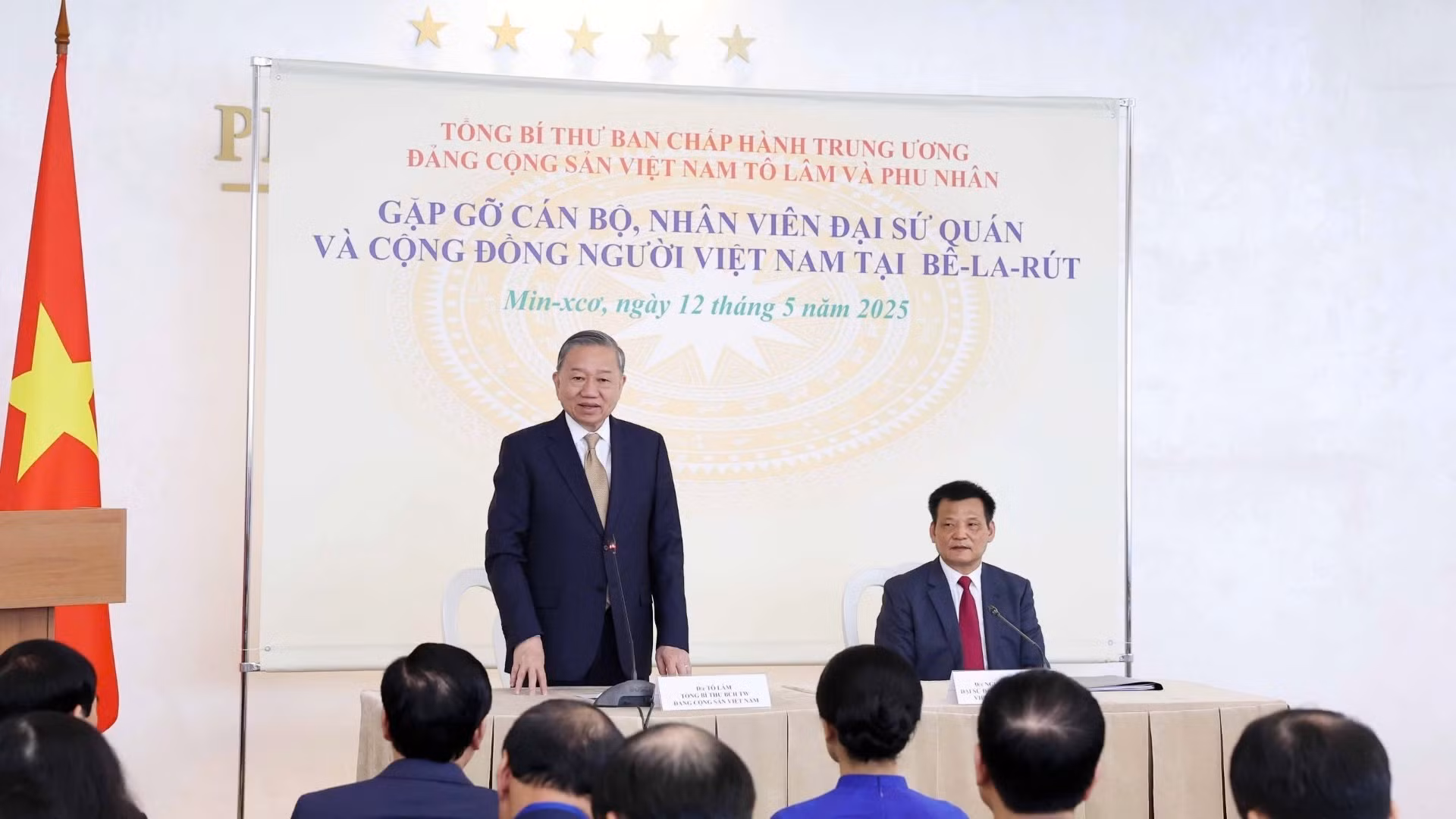 Tổng Bí thư Tô Lâm nói chuyện thân mật với cán bộ, nhân viên Đại sứ quán và đại diện cộng đồng người Việt tại Belarus. (Ảnh: Thống Nhất/TTXVN)