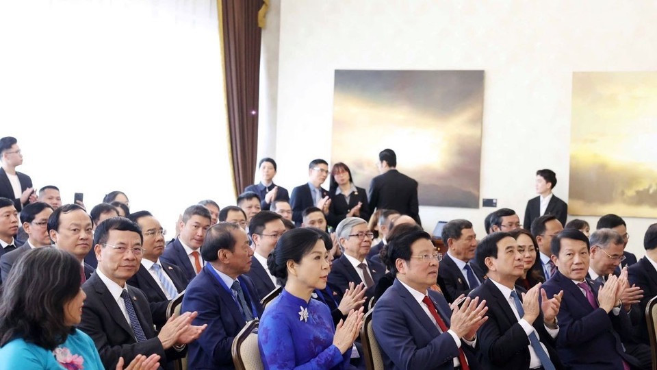 Bà Ngô Phương Ly, Phu nhân Tổng Bí thư Tô Lâm và các đại biểu tham dự buổi gặp gỡ. (Ảnh: Thống Nhất/TTXVN)