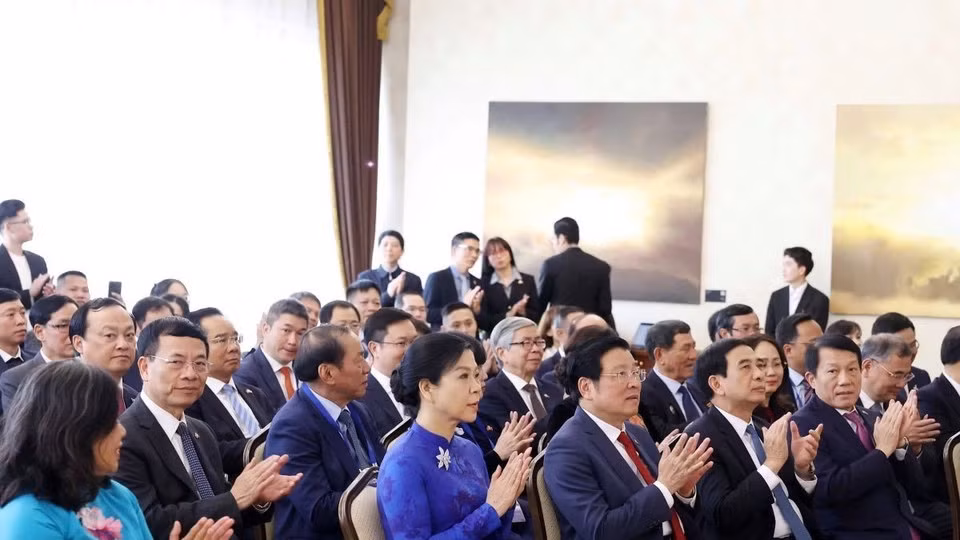 Bà Ngô Phương Ly, Phu nhân Tổng Bí thư Tô Lâm và các đại biểu tham dự buổi gặp gỡ. (Ảnh: Thống Nhất/TTXVN)