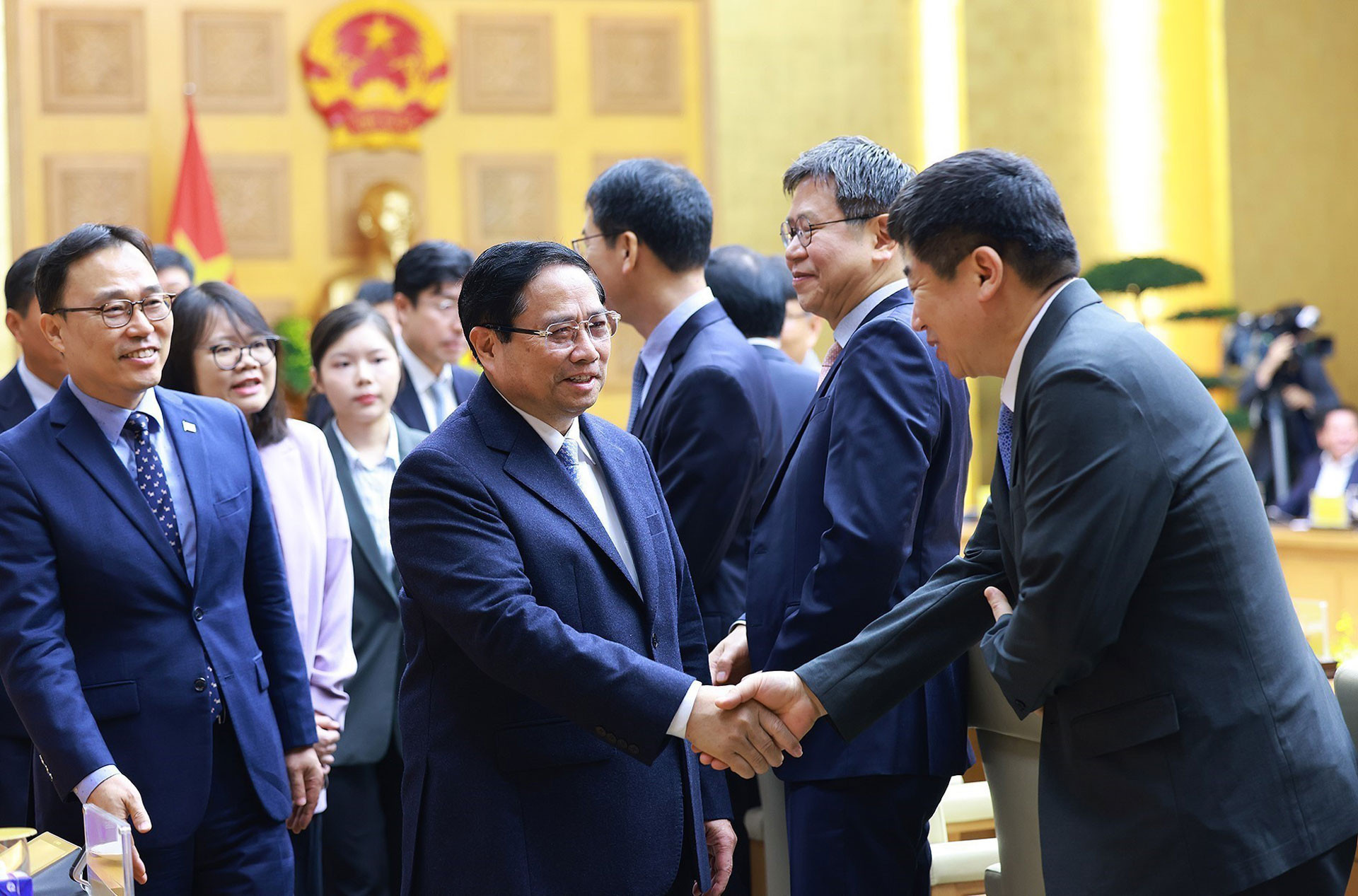 Thủ tướng Phạm Minh Chính với đại diện các doanh nghiệp Hàn Quốc. Ảnh: Dương Giang/TTXVN