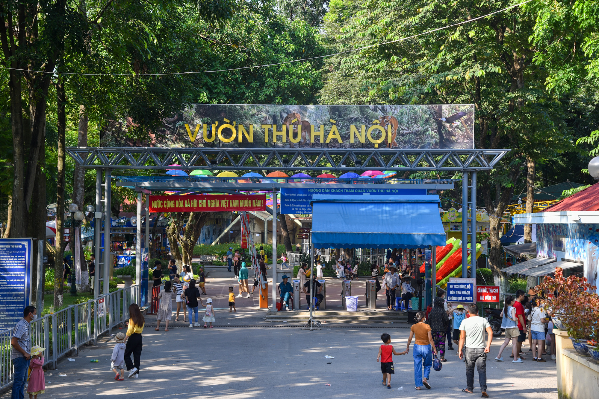 Chiều 1/09, Công viên Thủ Lệ ghi nhận hàng trăm lượt khách ghé thăm.