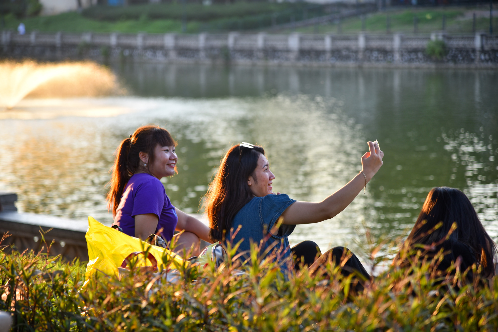 Một số gia đình chọn những bãi cỏ làm điểm dừng chân nghỉ ngơi và ăn uống.