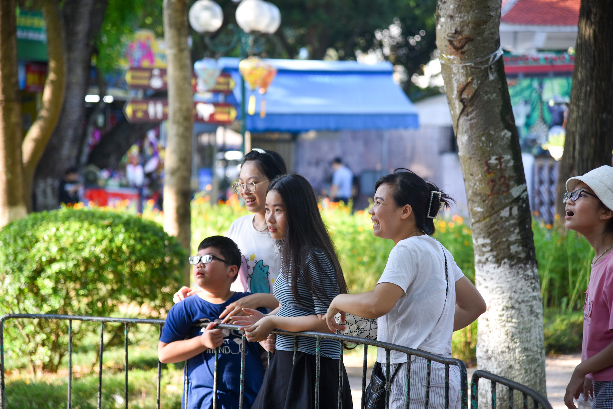 Đa số du khách tới đây đều là gia đình với các em nhỏ, tranh thủ kỳ nghỉ lễ để tham quan, vui chơi tại đây.