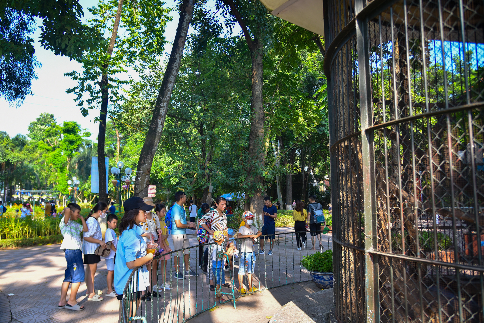 Thời tiết hôm nay có nắng khá gắt, tuy vậy không ảnh hưởng nhiều tới việc tham quan vui chơi tại đây.