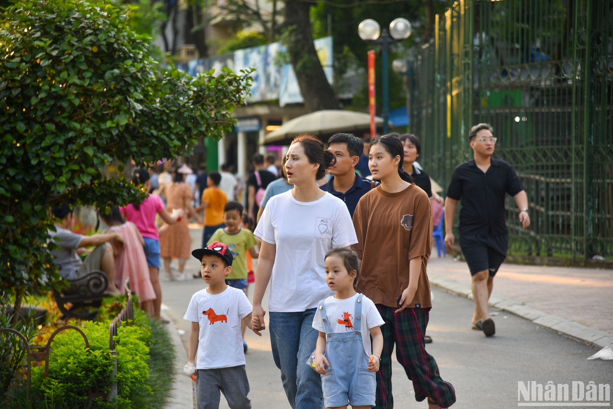 Du khách thăm quan Công viên Thủ Lệ.