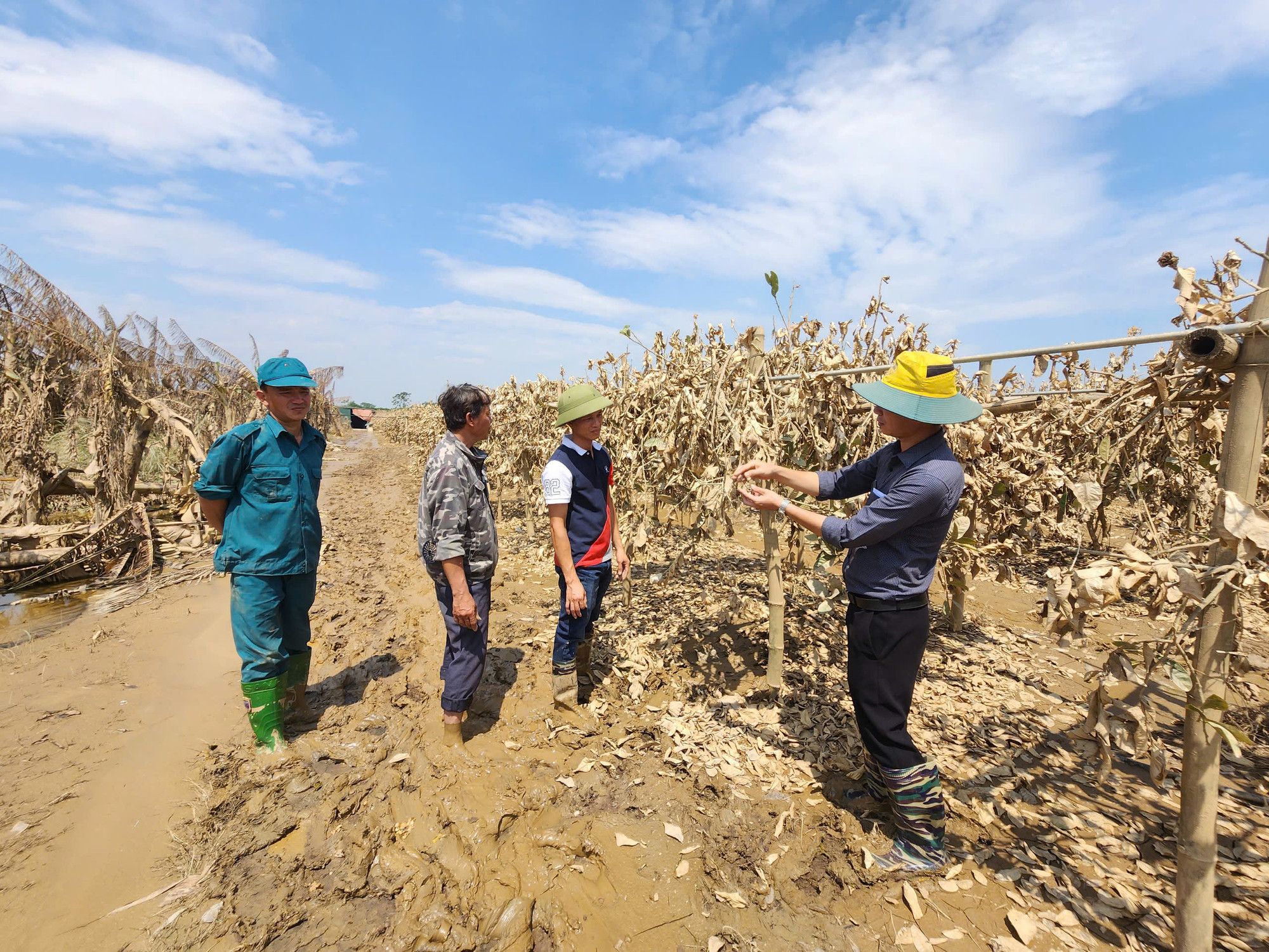 Đại diện chính quyền xã Đắc Sở và Hợp tác xã phật thủ Đắc Sở động viên các hộ dân bị thiệt hại do lũ lụt.