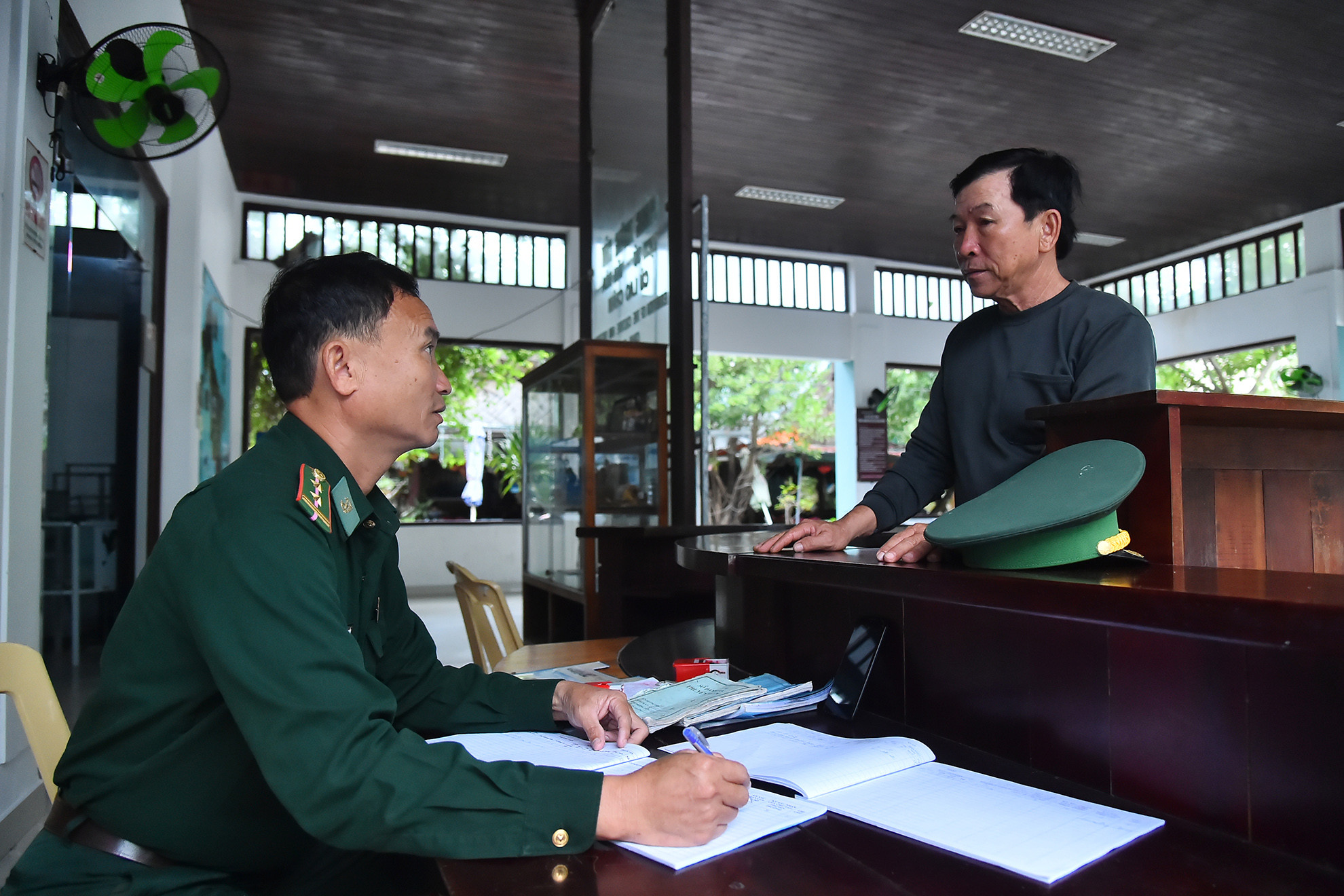 Để bảo đảm an toàn tuyệt đối cho khách du lịch khi ra, vào đảo, Trạm kiểm soát Biên phòng Cù Lao Chàm phối hợp với các lực lượng chức năng tại cảng quản lý chặt chẽ phương tiện ra, vào bến. Trong đó, tập trung kiểm tra nghiêm ngặt độ an toàn; các chứng chỉ, giấy phép của người điều khiển, giấy đăng kiểm của phương tiện.