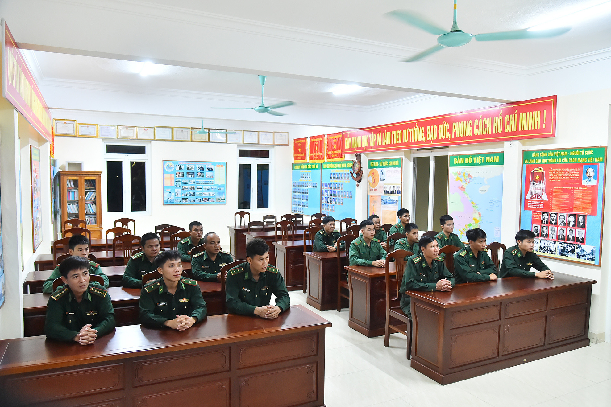 Việc đọc báo in và xem chương trình Thời sự của Đài Truyền hình Việt Nam là một trong 11 chế độ quy định thực hiện hằng ngày ở tất cả các đơn vị trong toàn quân. Đây cũng là nhu cầu thiết thực, trở thành món ăn tinh thần của cán bộ, chiến sĩ. Sau bữa tối, 19 giờ là lúc toàn đơn vị tập trung tại hội trường lớn xem Thời sự, cập nhật những tin tức trong nước và quốc tế diễn ra trong 24 giờ qua.