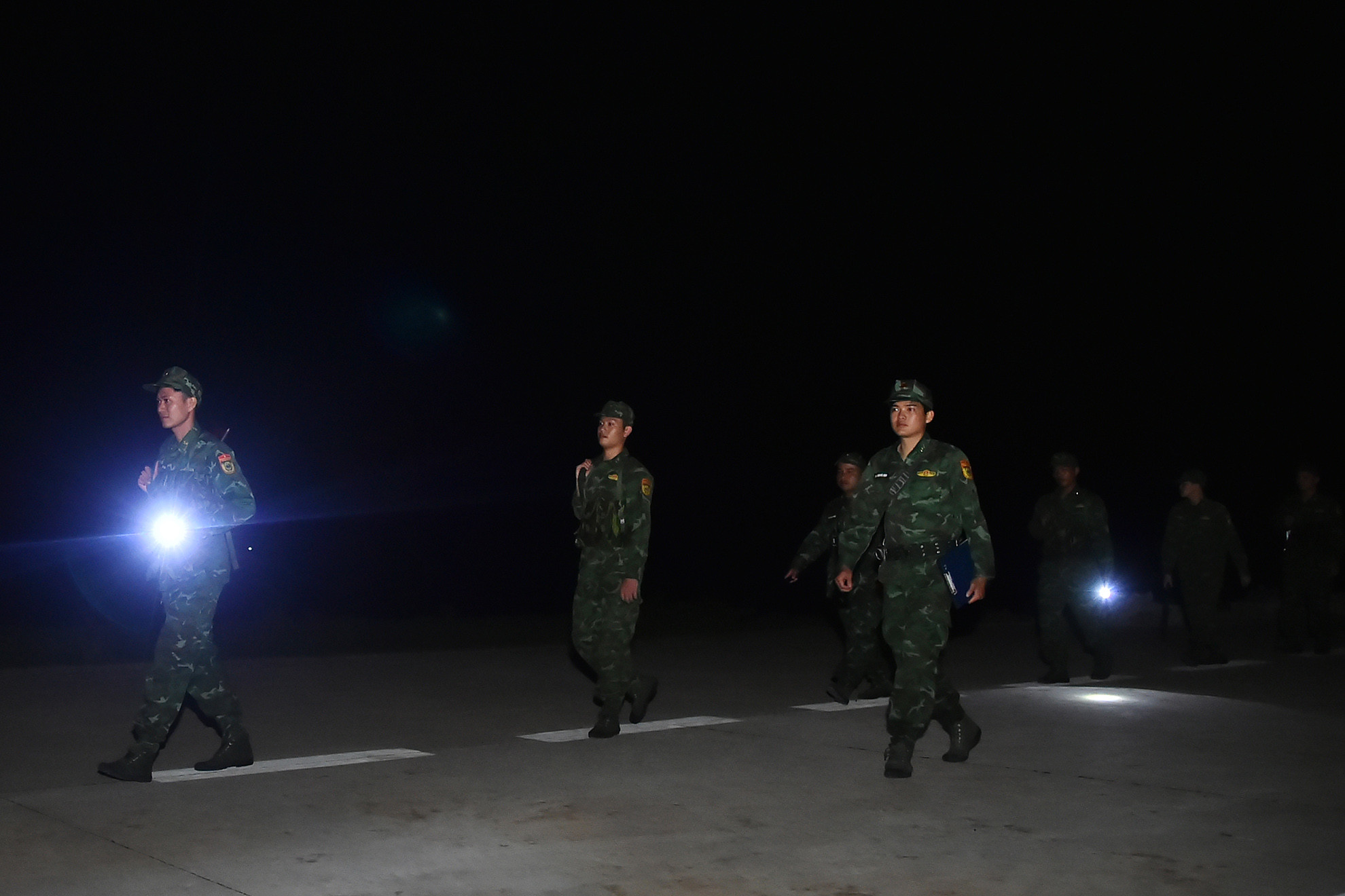 Canh giữ biển, đảo quê hương, vượt lên bao gian lao, thử thách, trong mỗi mùa mưa bão hay thiên tai, cán bộ, chiến sĩ đơn vị luôn xác định rõ trách nhiệm của mình, không quản ngại khó khăn, vất vả, dầm mình trong bão lũ, cứu giúp nhân dân trong hoạn nạn, vượt qua khó khăn, tham gia sơ tán người đến nơi an toàn. Những người lính quân hàm xanh luôn là điểm tựa vững chắc cho cấp ủy, chính quyền, nhân dân nơi đảo tiền tiêu Cù Lao Chàm.