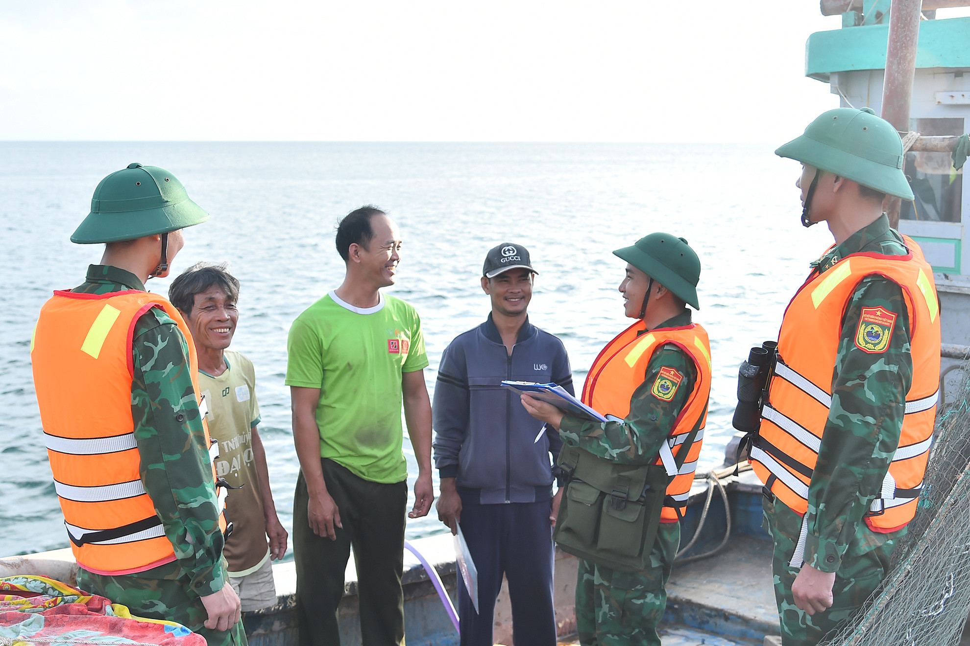Đồn Biên phòng Cù Lao Chàm thường xuyên tuyên truyền, nhắc nhở, nâng cao nhận thức của ngư dân, chủ tàu không vi phạm các quy định về chống khai thác hải sản bất hợp pháp, không báo cáo và không theo quy định (IUU); đồng thời, vận động nhân dân chấp hành tốt chủ trương, đường lối của Đảng, chính sách, pháp luật của Nhà nước.