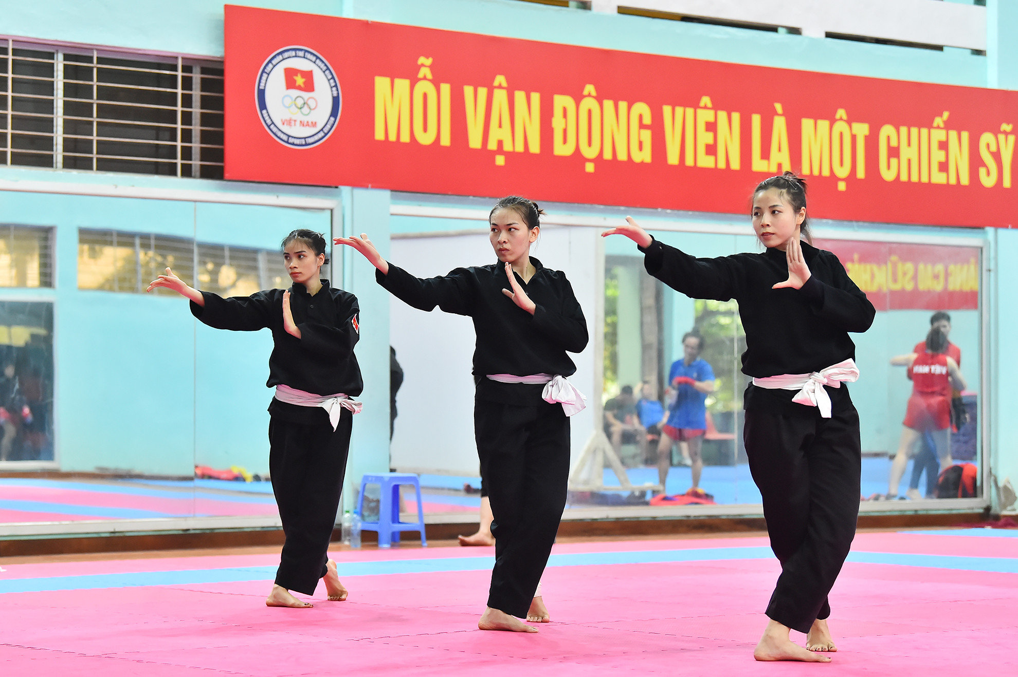 Tập thể nữ tuyển Việt Nam đang là đương kim vô địch SEA Games nhưng năm nay đội tuyển đã trẻ hóa toàn bộ gồm các vận động viên Triệu Thị Hoài, Nguyễn Phương Linh và Dương Thùy Linh đảm nhận.