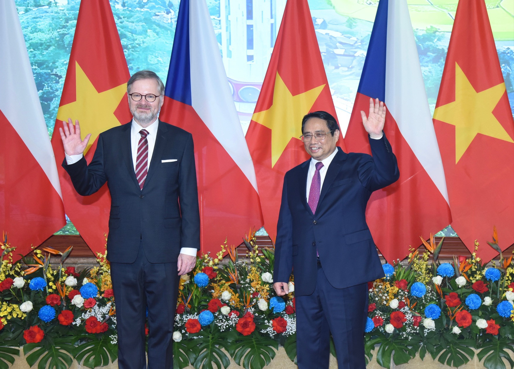 Thủ tướng Phạm Minh Chính và Thủ tướng Petr Fiala chụp ảnh chung.