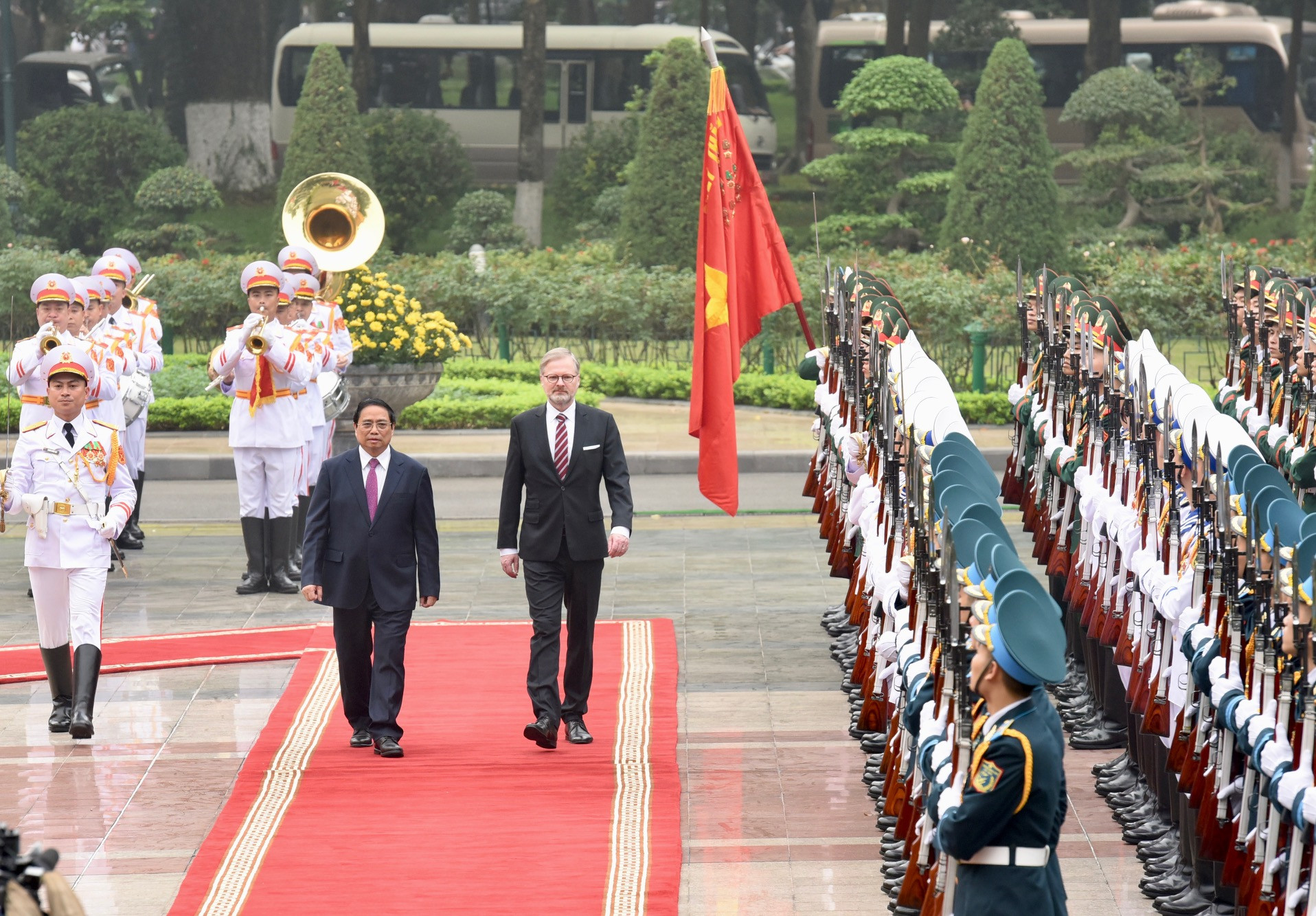 Thủ tướng Phạm Minh Chính và Thủ tướng nước Cộng hòa Séc Petr Fiala duyệt Đội danh dự Quân đội nhân dân Việt Nam.