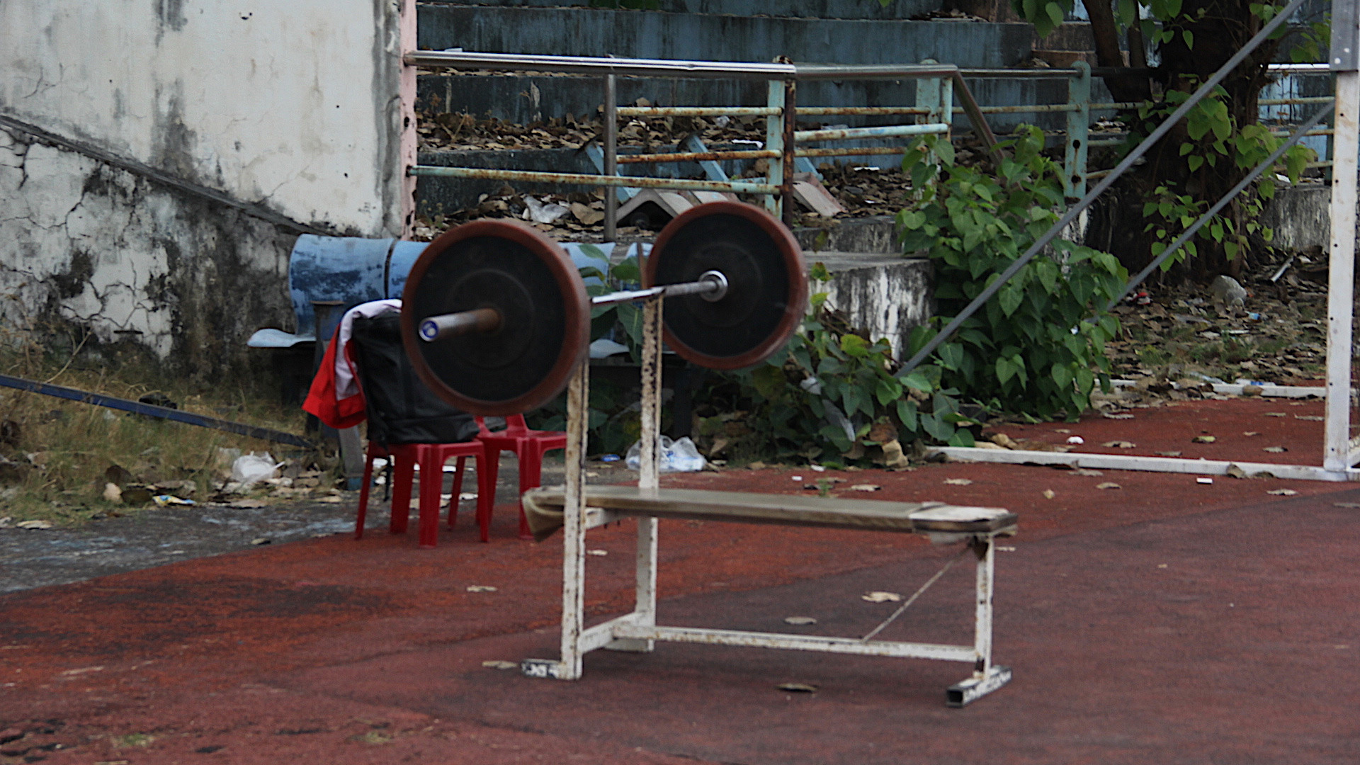 Các vận động viên vẫn mượn nhờ sân này để luyện tập mỗi ngày.