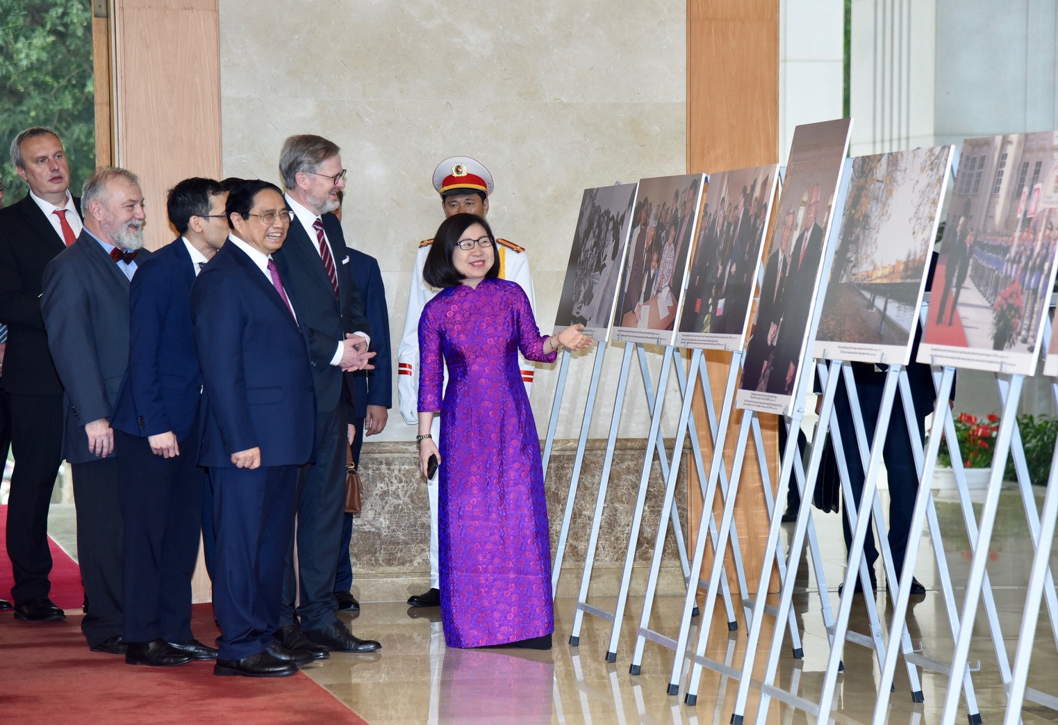 Thủ tướng Phạm Minh Chính và Thủ tướng nước Cộng hòa Séc Petr Fiala tham quan trưng bày hình ảnh về quan hệ ngoại giao hai nước.
