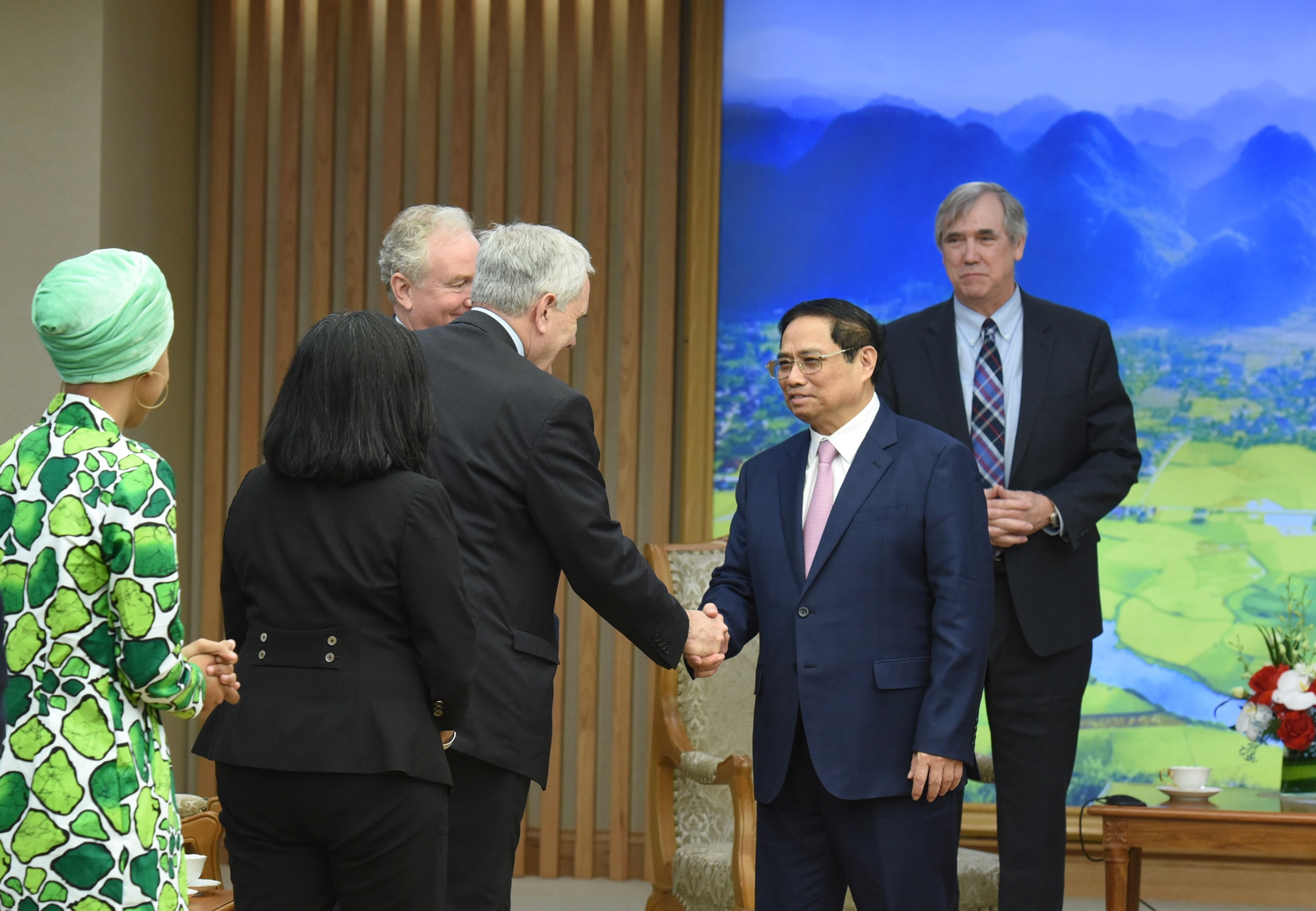 Thủ tướng Phạm Minh Chính tiễn các thành viên trong đoàn đi cùngThượng nghị sĩ bang Oregon Jeff Merkley.