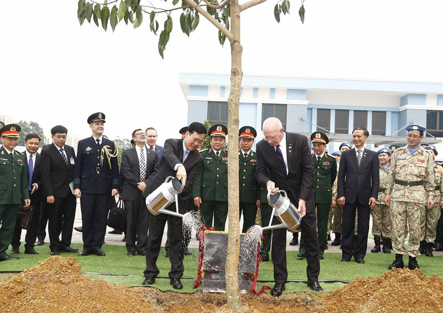 Chủ tịch nước Võ Văn Thưởng và Toàn quyền Australia David Hurley trồng cây lưu niệm tại khuôn viên trụ sở Cục Gìn giữ hòa bình Việt Nam. (Ảnh: TTXVN) Chủ tịch nước Võ Văn Thưởng và Toàn quyền Australia David Hurley trồng cây lưu niệm tại khuôn viên trụ sở Cục Gìn giữ hòa bình Việt Nam. (Ảnh: TTXVN)