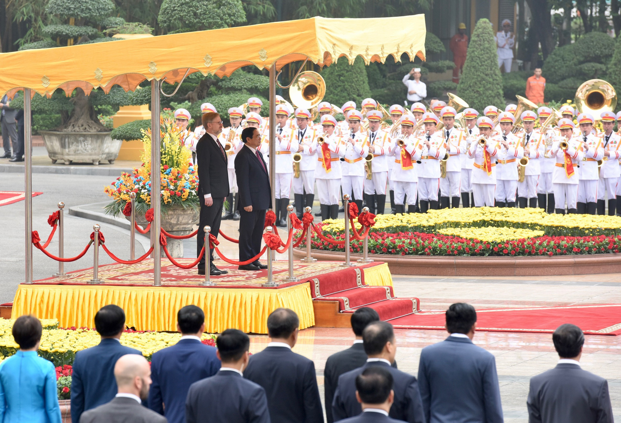 Thủ tướng Phạm Minh Chính và Thủ tướng nước Cộng hòa Séc Petr Fiala nghe quân nhạc cử Quốc thiều hai nước.