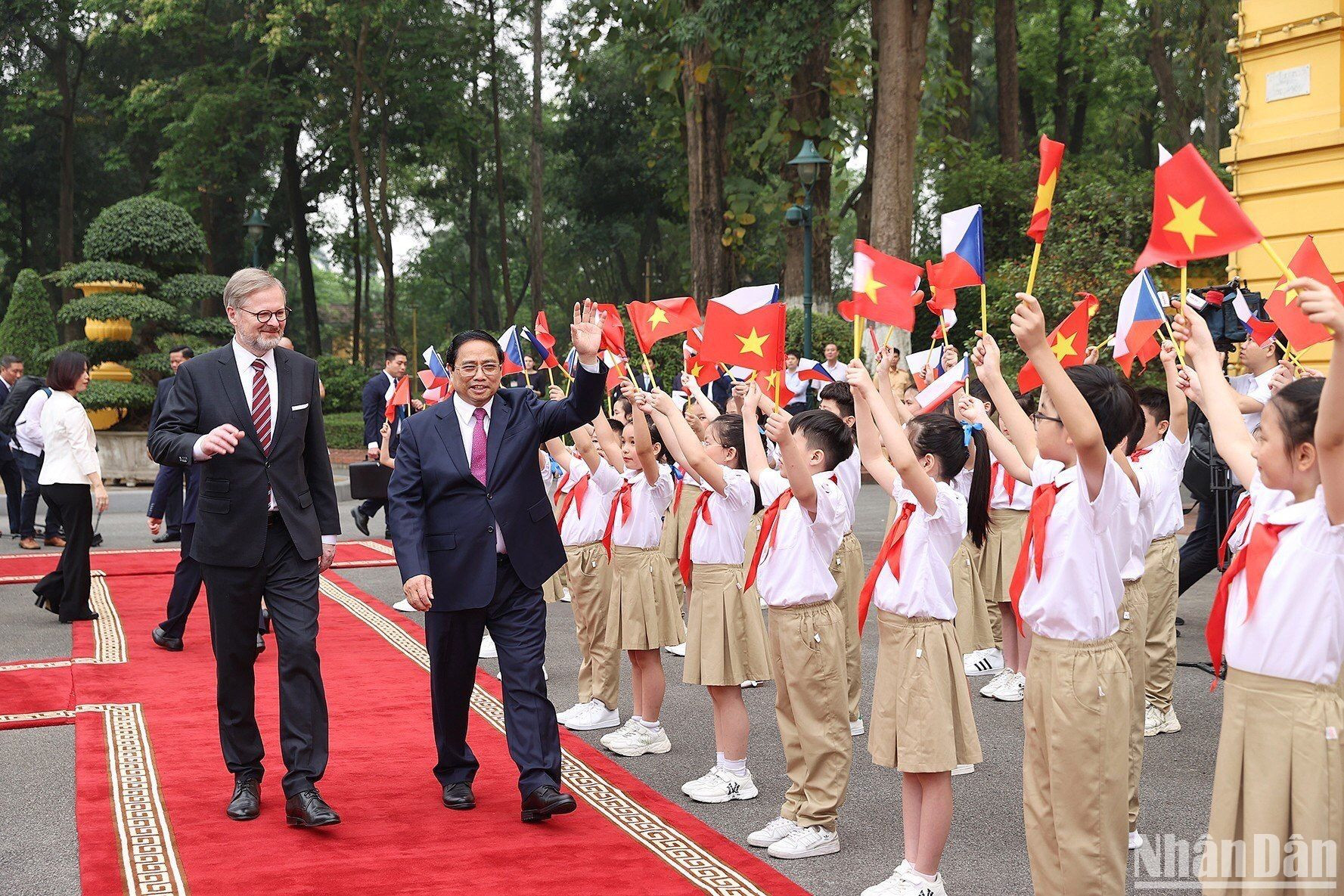 Các cháu thiếu nhi Thủ đô vẫy chào hai thủ tướng.