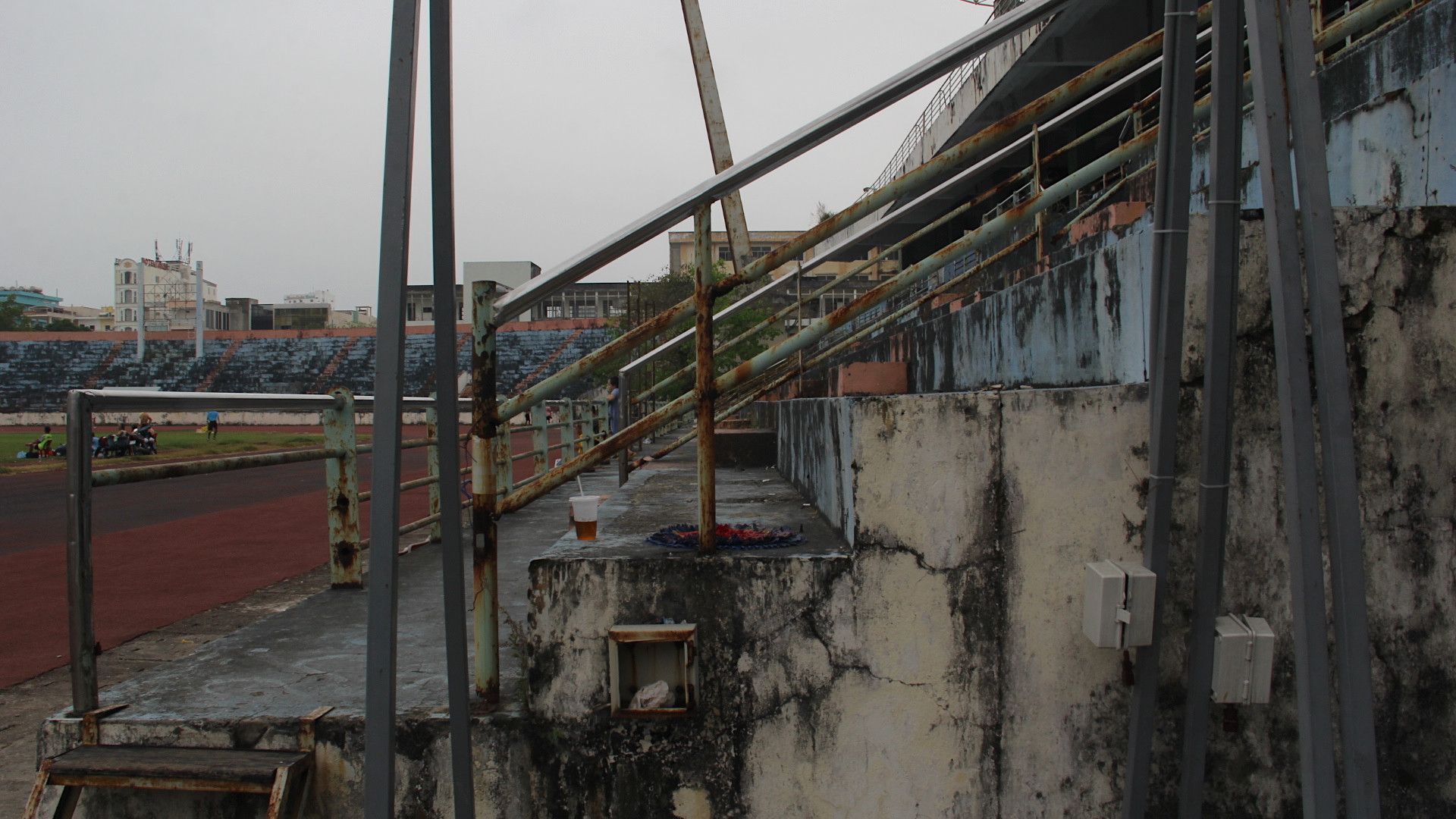 Các khu vực khán đài hầu như đã xuống cấp nghiêm trọng.