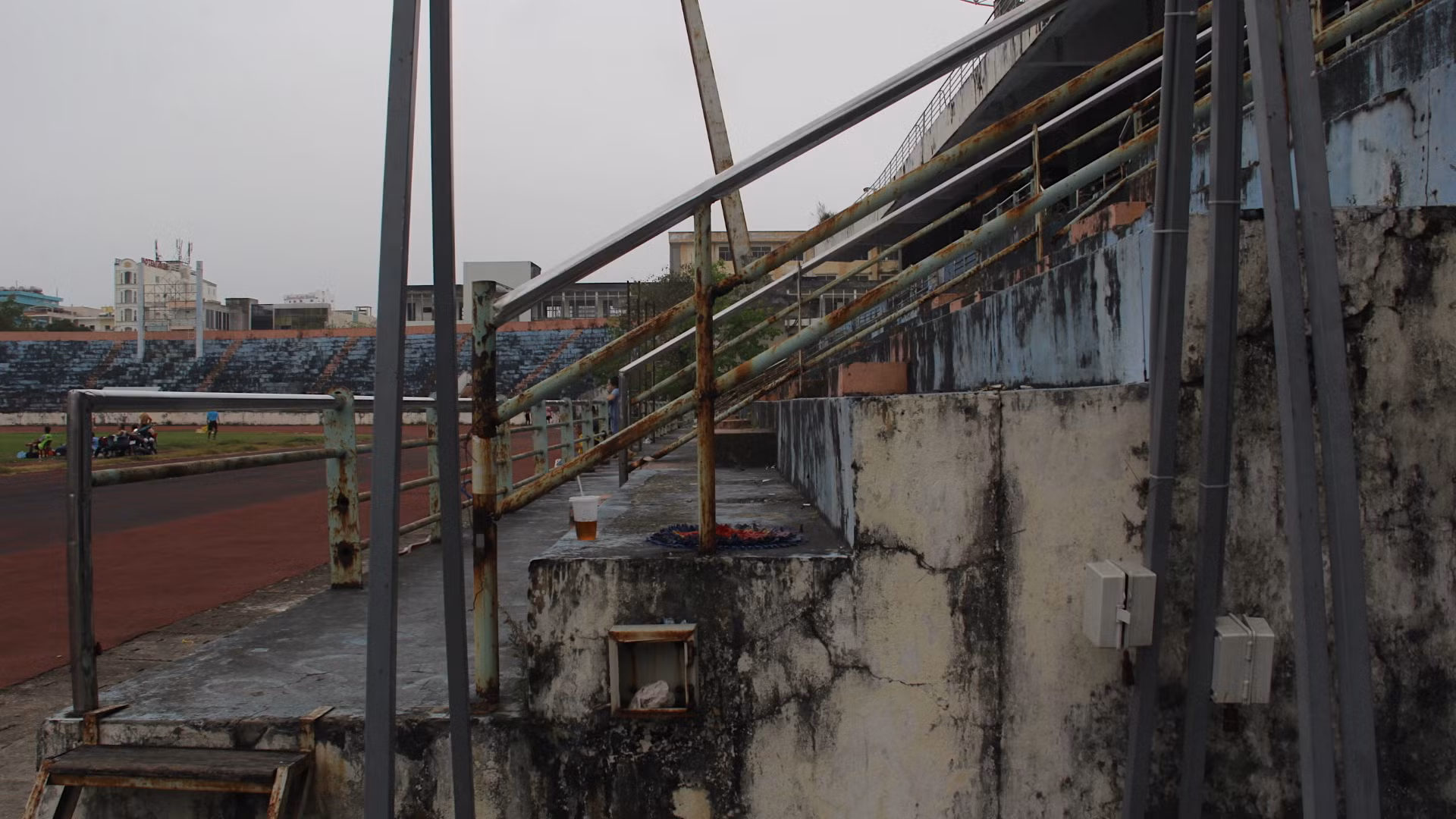Các khu vực khán đài hầu như đã xuống cấp nghiêm trọng.