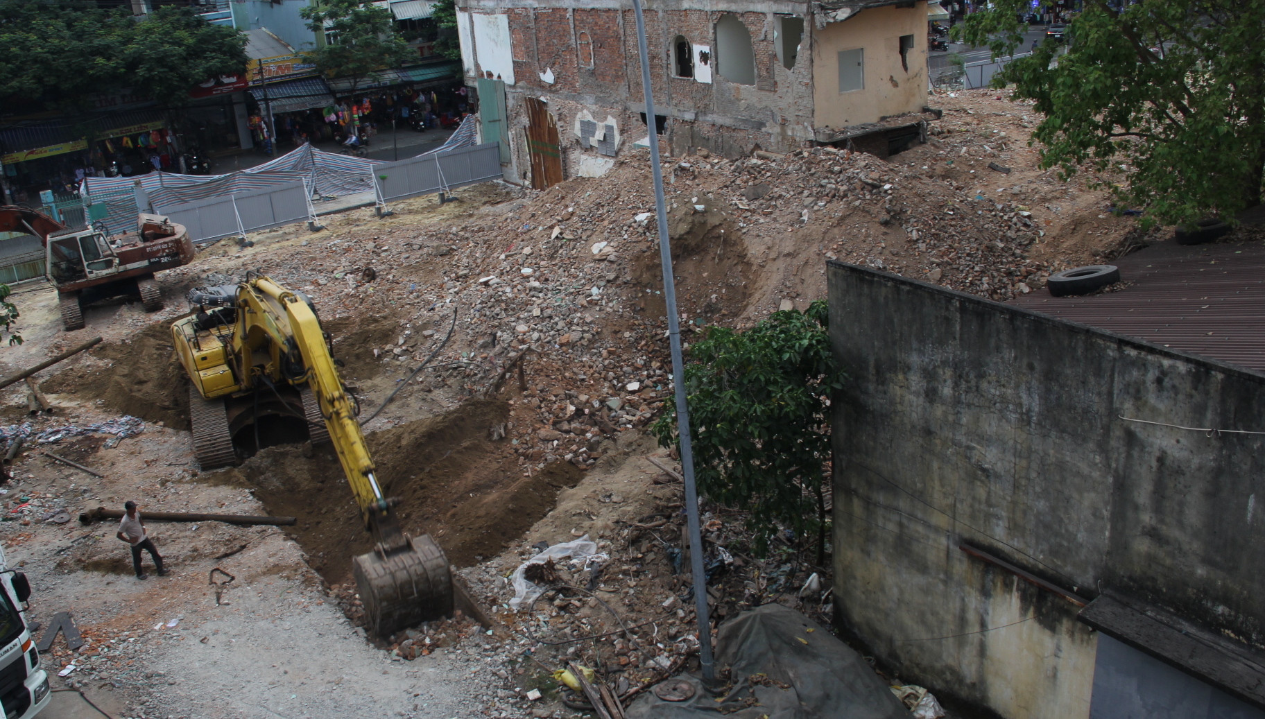Lực lượng chức năng tiếp tục phá dỡ nhiều ngôi nhà trên đường Lê Duẩn, Ngô Gia Tự, Hùng Vương và Chi Lăng để phục vụ công tác thi hành án liên quan vụ án Phạm Công Danh và Tập đoàn Thiên Thanh.