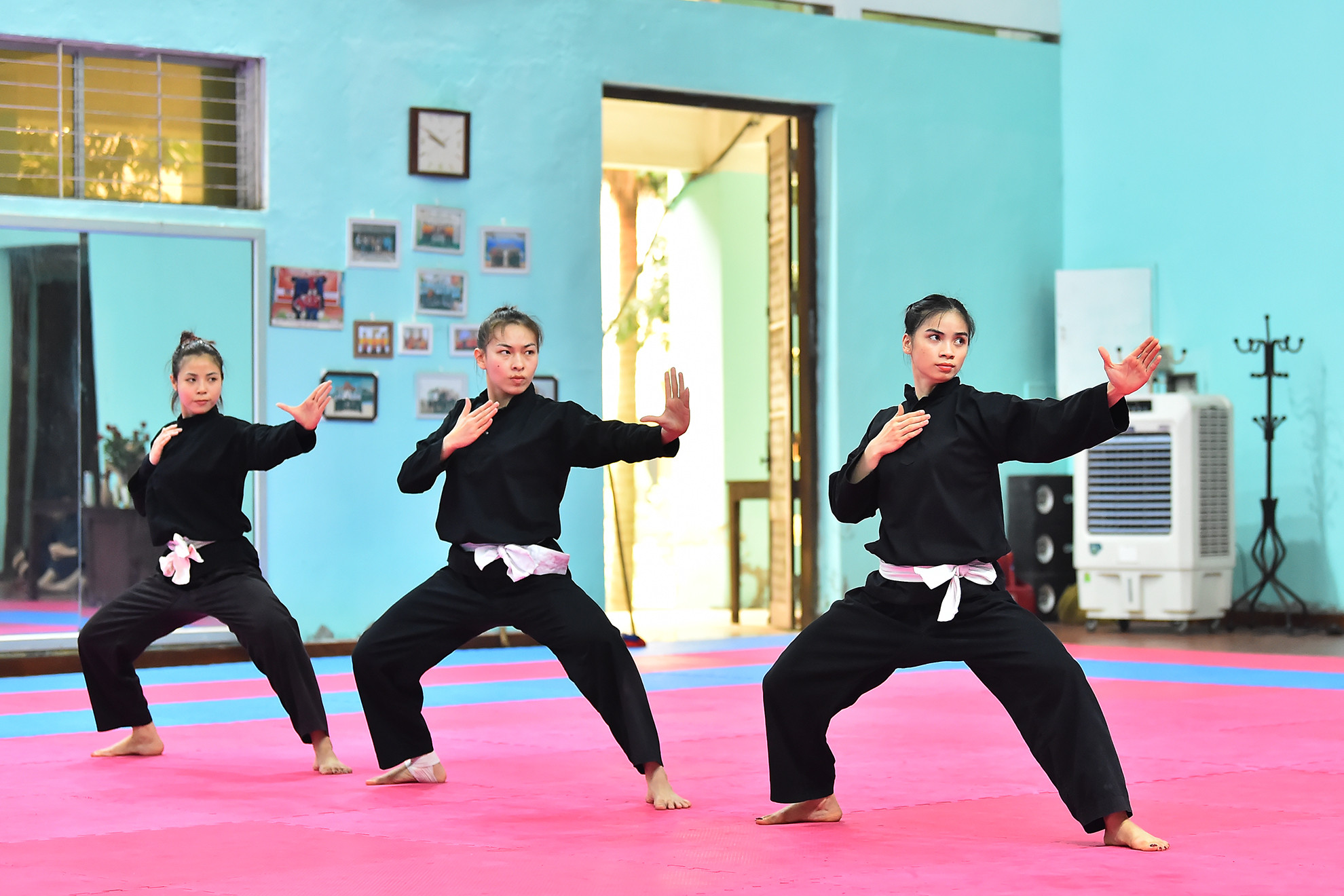 Ngoài kỹ thuật khi trình diễn, biểu cảm của vận động viên cũng là yếu tố rất quan trọng để giành điểm. Mỗi một cử chỉ, ánh mắt, nụ cười,… được các vận động viên tập luyện thuần thục đến từng chi tiết.