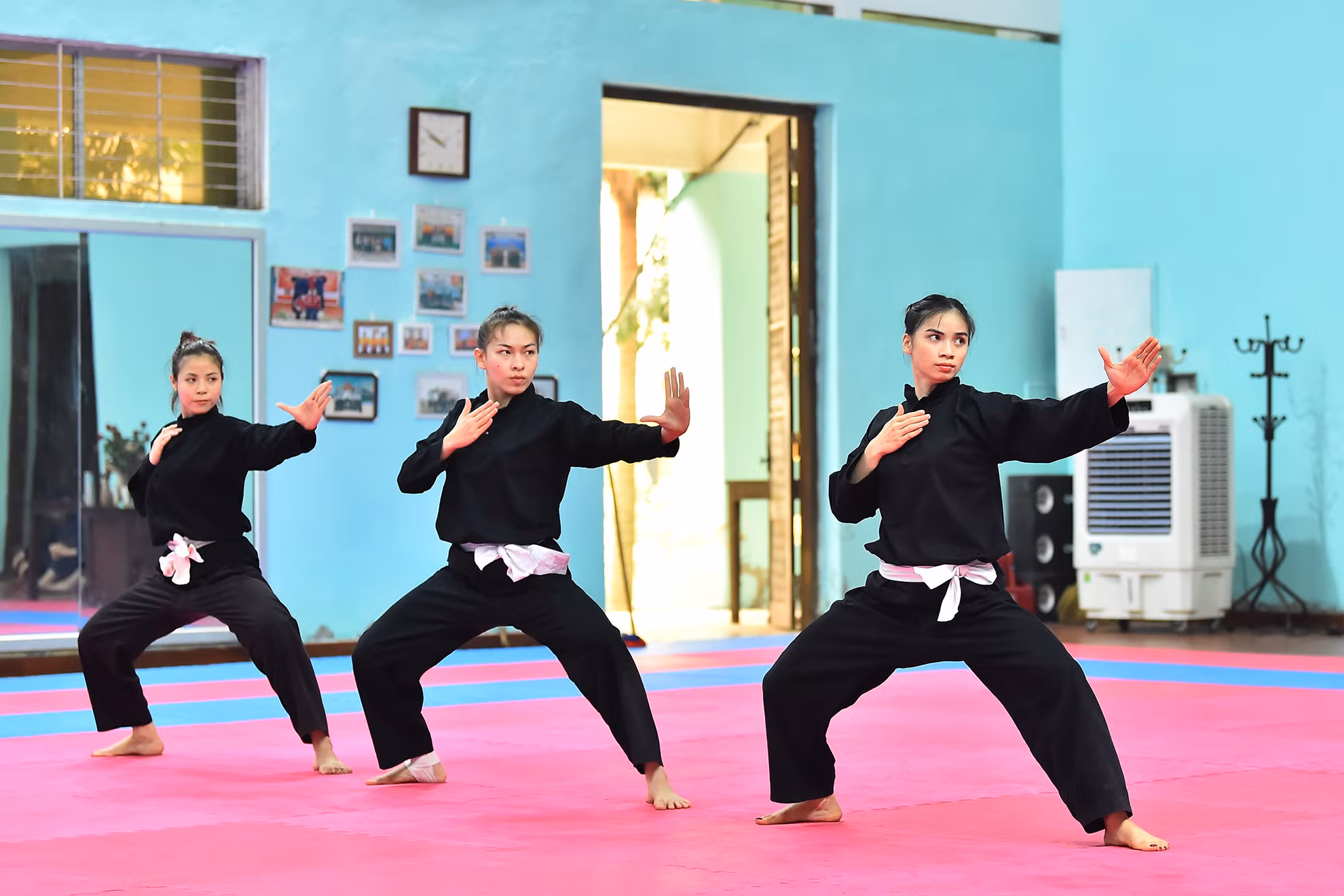 Ngoài kỹ thuật khi trình diễn, biểu cảm của vận động viên cũng là yếu tố rất quan trọng để giành điểm. Mỗi một cử chỉ, ánh mắt, nụ cười,… được các vận động viên tập luyện thuần thục đến từng chi tiết.