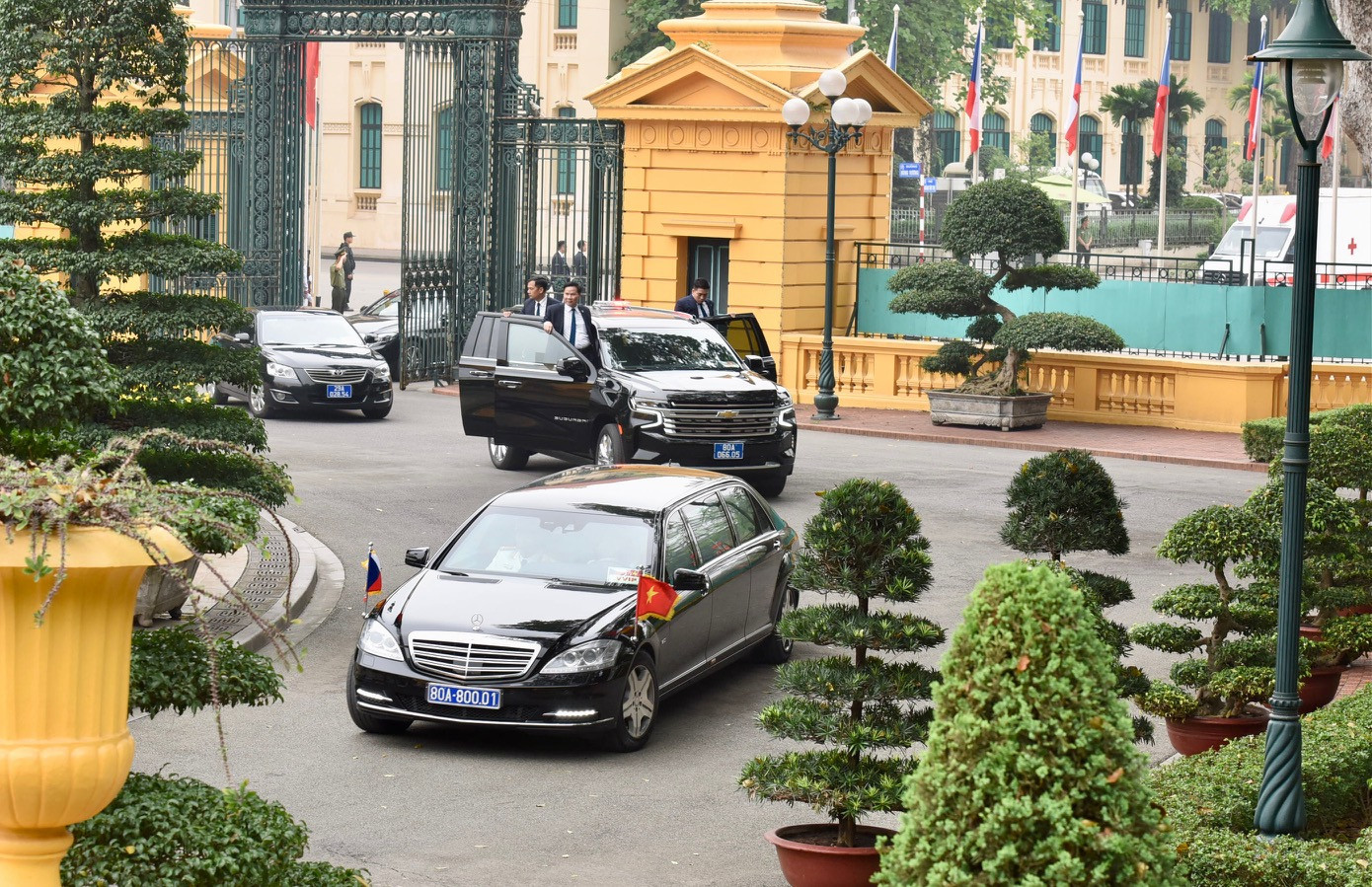 Đoàn xe đưa Thủ tướng nước Cộng hòa Séc Petr Fiala đến Phủ Chủ tịch.