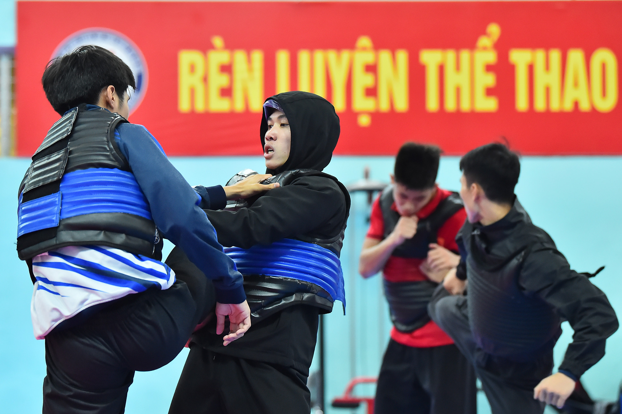 Một trong những thay đổi lớn của luật Pencak Silat ở nội dung Tanding là việc các vận động viên chỉ được dùng 1 tay để quật ngã đối thủ.