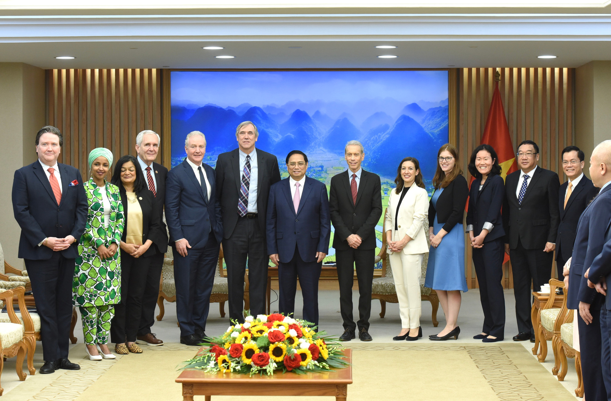 Thủ tướng Phạm Minh Chính, Thượng nghị sĩ bang Oregon Jeff Merkley chụp ảnh chung cùng các thành viên của hai đoàn.