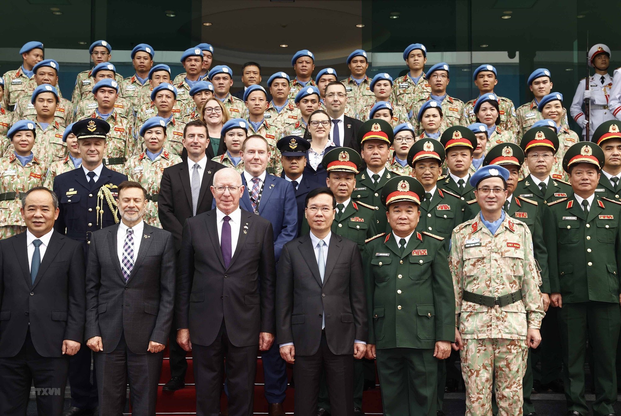 Chủ tịch nước Võ Văn Thưởng và Toàn quyền Australia David Hurley cùng các đại biểu chụp ảnh chung với các chỉ huy, sĩ quan của Cục Gìn giữ hòa bình Việt Nam. (Ảnh: TTXVN) Chủ tịch nước Võ Văn Thưởng và Toàn quyền Australia David Hurley cùng các đại biểu chụp ảnh chung với các chỉ huy, sĩ quan của Cục Gìn giữ hòa bình Việt Nam. (Ảnh: TTXVN)