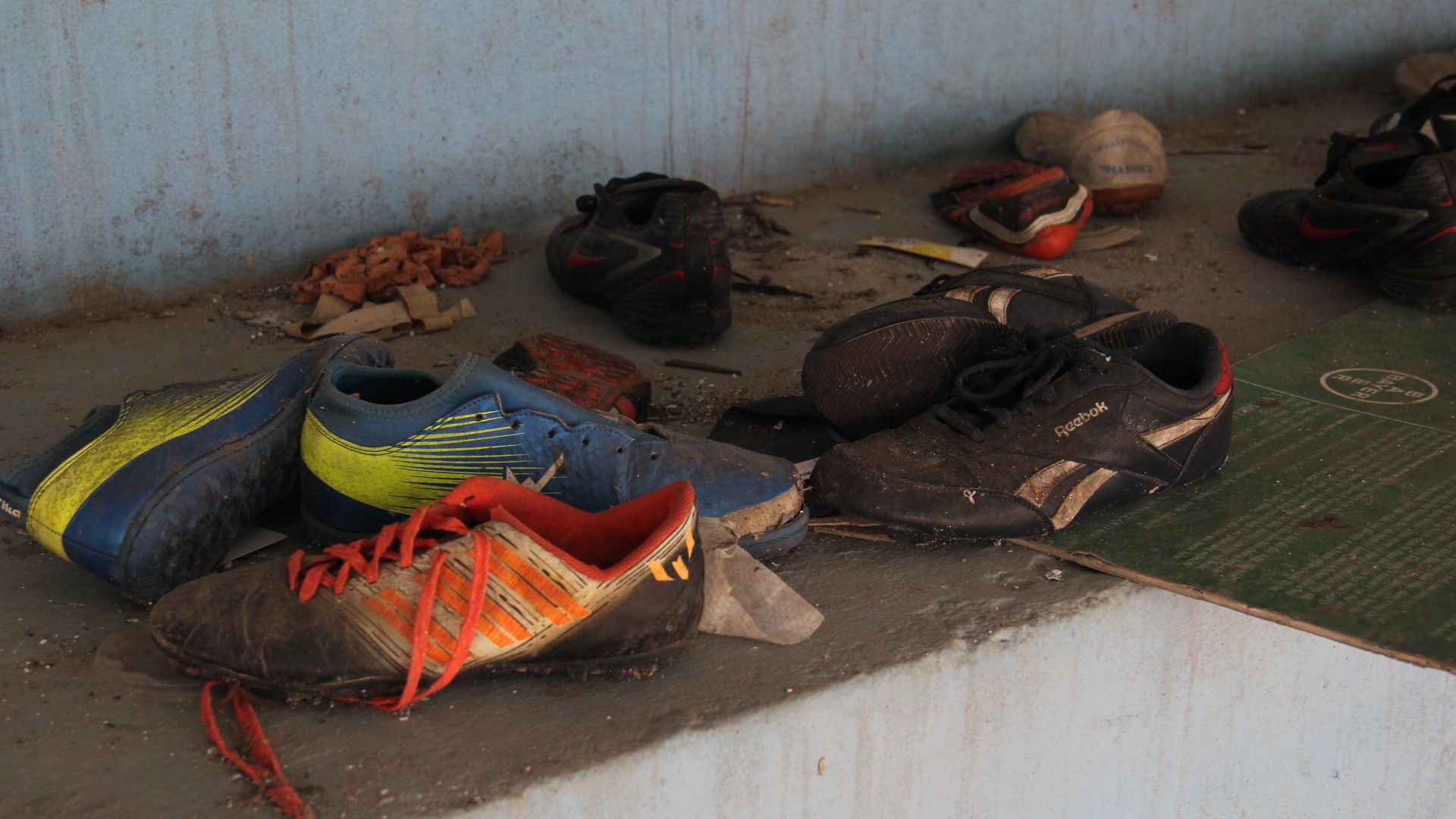 Những đôi giày thể thao bị bỏ quên trên khán đài.