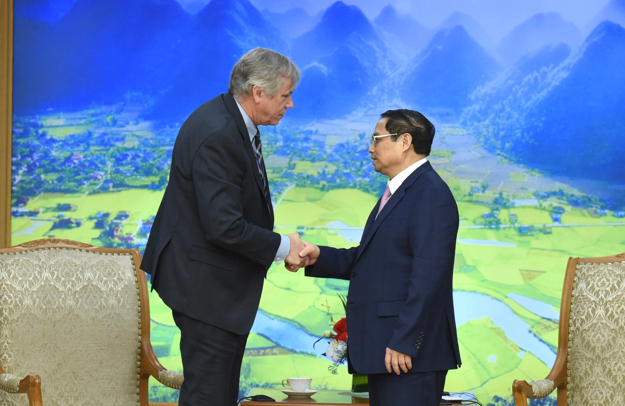 Thủ tướng Phạm Minh Chính tiễn Thượng nghị sĩ bang Oregon Jeff Merkley.