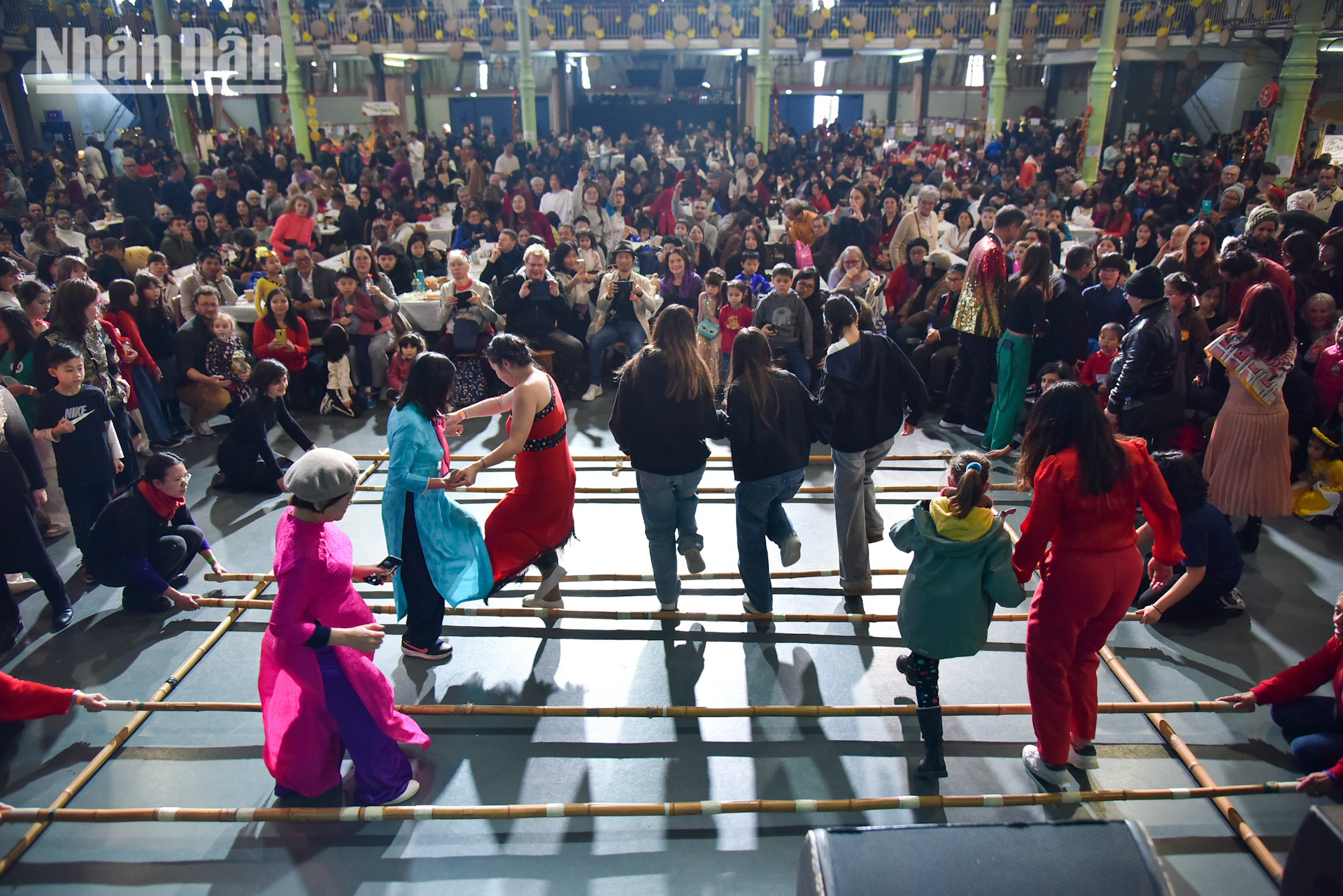 Nhảy sạp là một vũ điệu truyền thống của dân tộc Thái ở vùng núi phía bắc của Việt Nam, thường được biểu diễn trong các dịp hội mùa. Khi vừa thấy những chiếc gậy tre được mang ra, mọi người ở mọi lứa tuổi, từ già đến trẻ, từ những người con Việt Nam quá quen thuộc với loại hình hình sinh hoạt văn hóa này. Những người bạn quốc tế còn lạ lẫm với cách chơi nhưng rất háo hức nối đuôi nhau và nhảy từng bước theo nhịp điệu rộn ràng.