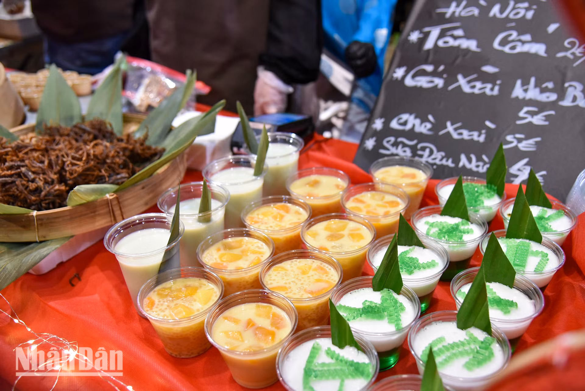 Những món ăn vặt thơm ngon như chè ba màu, bánh da lợn, thạch rau câu… cũng được các nhà hàng chuẩn bị sẵn để phục vụ cho những thực khách nhớ “hương vị quê nhà”.