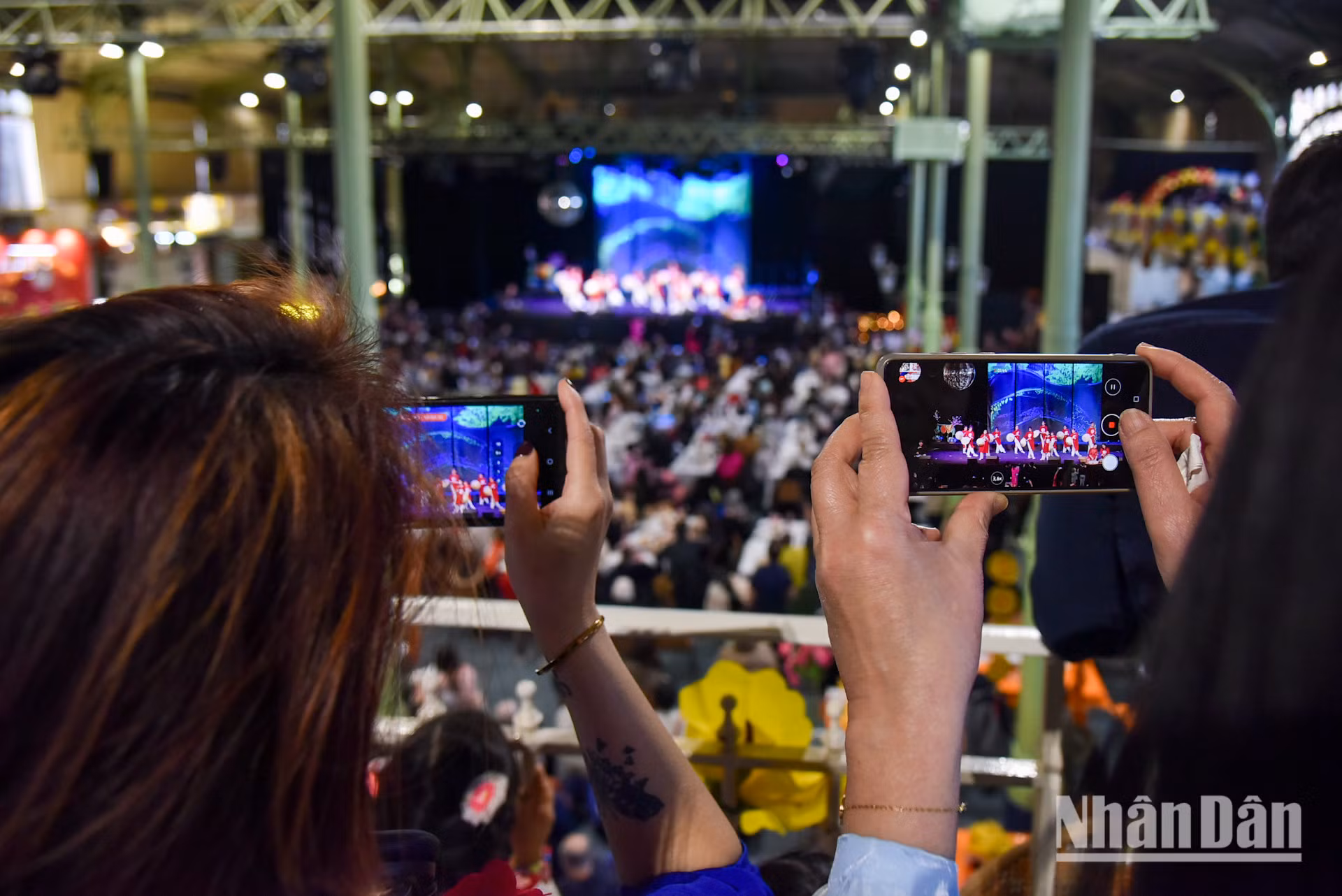 Sinh ra ở nước ngoài, nhưng với niềm đam mê dành cho ngôn ngữ và văn hóa dân tộc, tiếng Việt và những bài hát tiếng Việt chẳng bao giờ là trở ngại đối với các bạn nhỏ.