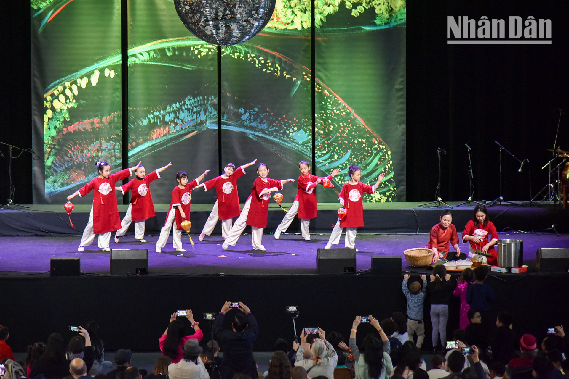 Nhiều tiết mục văn nghệ được trình diễn bởi con em các gia đình kiều bào tại Pháp, tái hiện khung cảnh của ngày Xuân rộn ràng khi trẻ nhỏ được xúng xính quần áo, theo bà theo mẹ đi chợ Tết, xin chữ ông đồ, mua gạo đỗ để gói bánh chưng chuẩn bị cho năm mới.