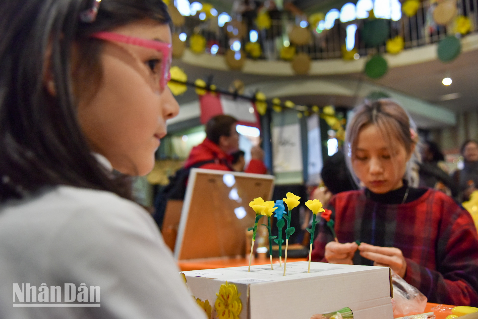 Trẻ em mải mê ngắm người thợ làm tò he “biến hóa” những cục bột màu nhỏ xinh gắn vào những chiếc que tre mộc mạc thành nhiều hình thù sống động, ngộ nghĩnh. Cầm trên tay, lũ trẻ vừa ngắm nghía, vừa hít hà hương vị bột nếp phảng phất.