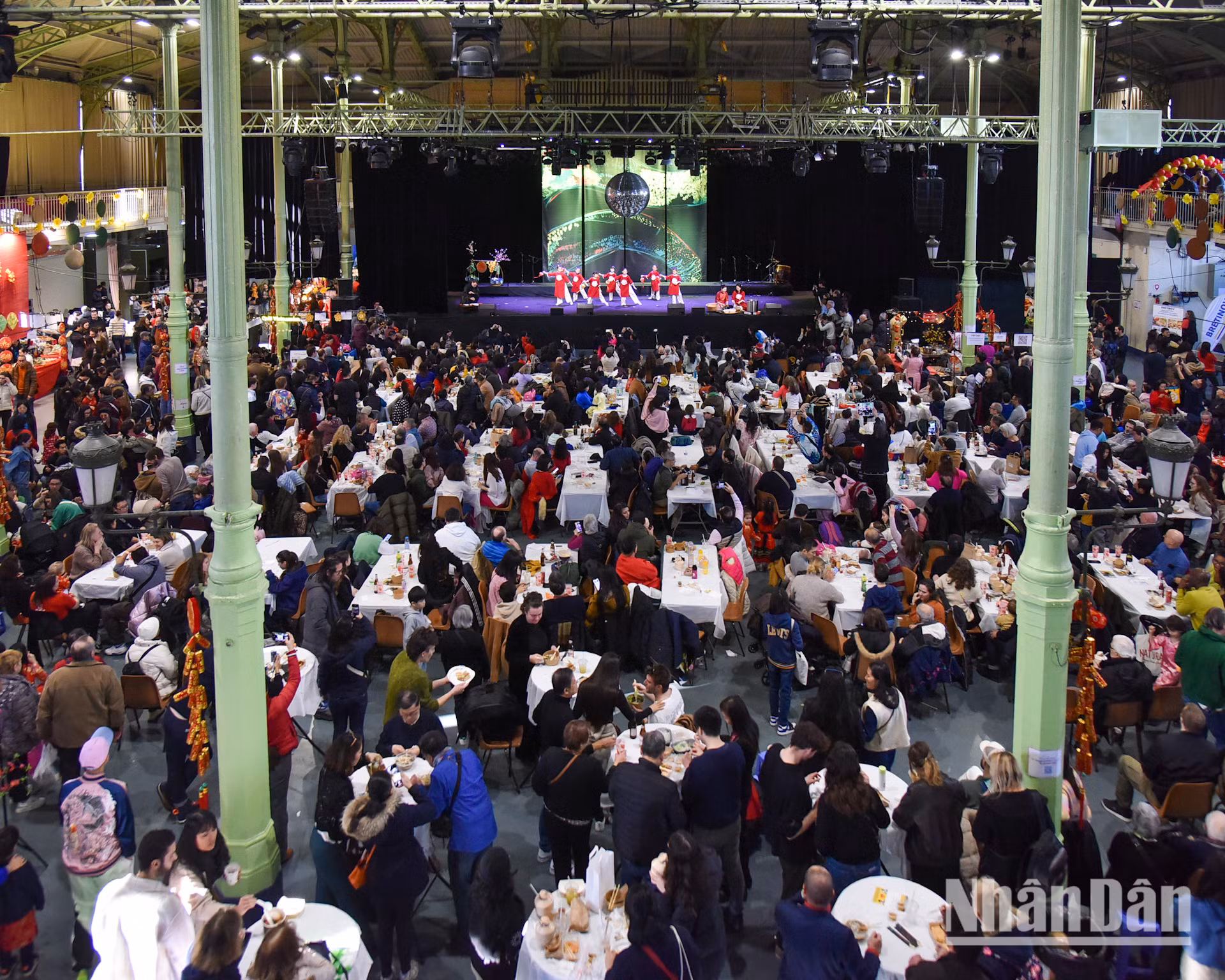 Đến với Khu chợ Tết Ất Tỵ 2025 của Hội người Việt Nam tại Pháp (UGVF), du khách có dịp để khám phá sắc màu và hương vị Tết cổ truyền khi ghé qua những gian hàng ẩm thực đa dạng, thưởng thức các món ăn đặc sản của Việt Nam, sắm sửa mấy món hàng sản phẩm thủ công mỹ nghệ để trang trí trong gia đình và tìm mua những cuốn sách tiếng Việt thú vị cho con trẻ.