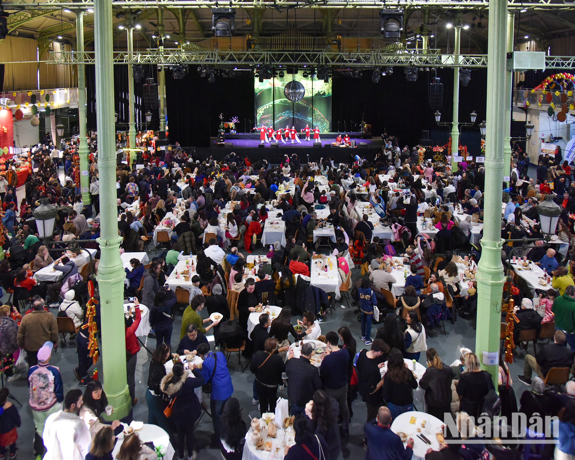 Đến với Khu chợ Tết Ất Tỵ 2025 của Hội người Việt Nam tại Pháp (UGVF), du khách có dịp để khám phá sắc màu và hương vị Tết cổ truyền khi ghé qua những gian hàng ẩm thực đa dạng, thưởng thức các món ăn đặc sản của Việt Nam, sắm sửa mấy món hàng sản phẩm thủ công mỹ nghệ để trang trí trong gia đình và tìm mua những cuốn sách tiếng Việt thú vị cho con trẻ.